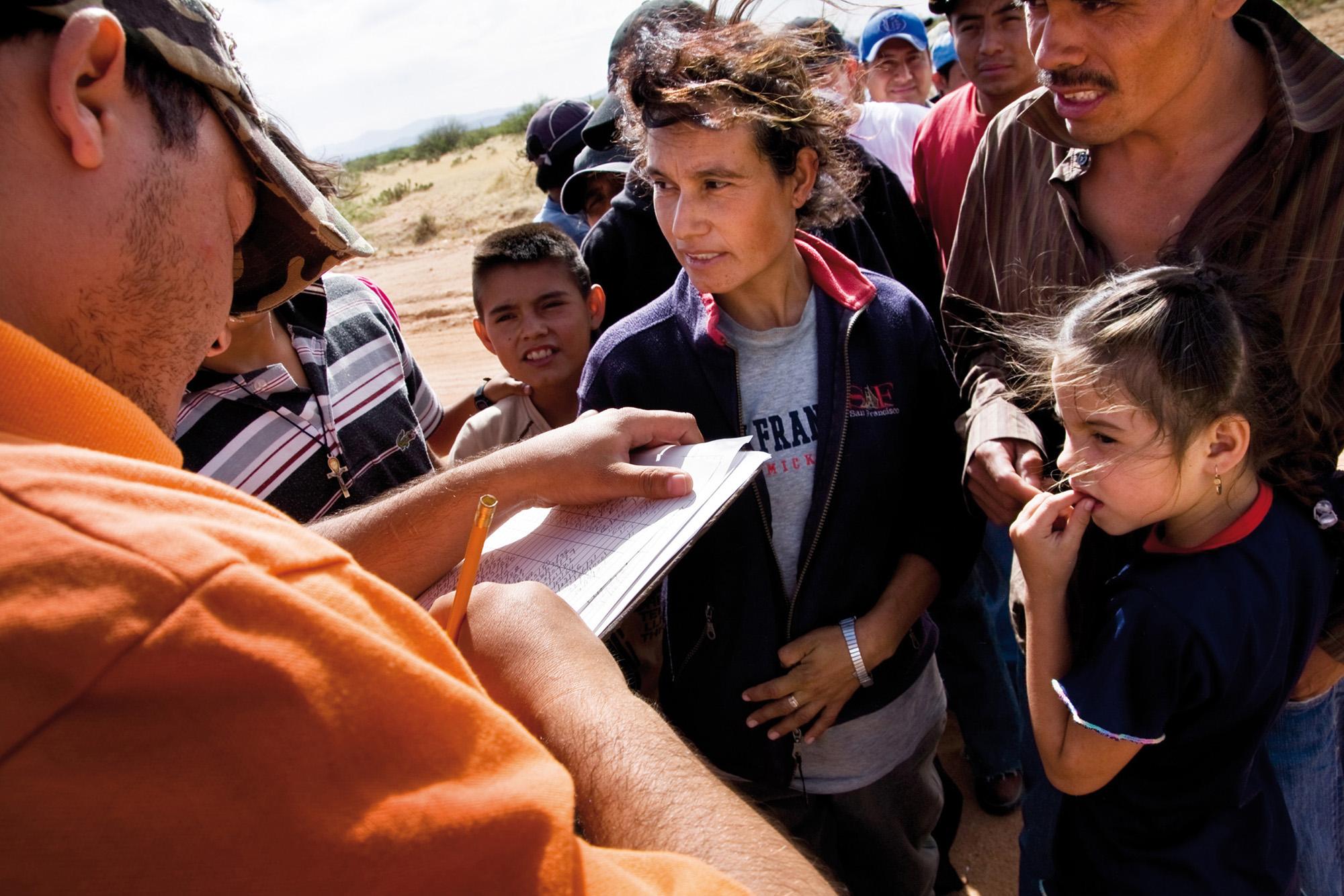 Miembros del Grupo Beta recogen datos de los indocumentados que se disponen a cruzar a Estados Unidos por el ejido El Sásabe. Se supone que ese grupo asite a los migrantes. Sin embargo, depende de la institución encargada de 
