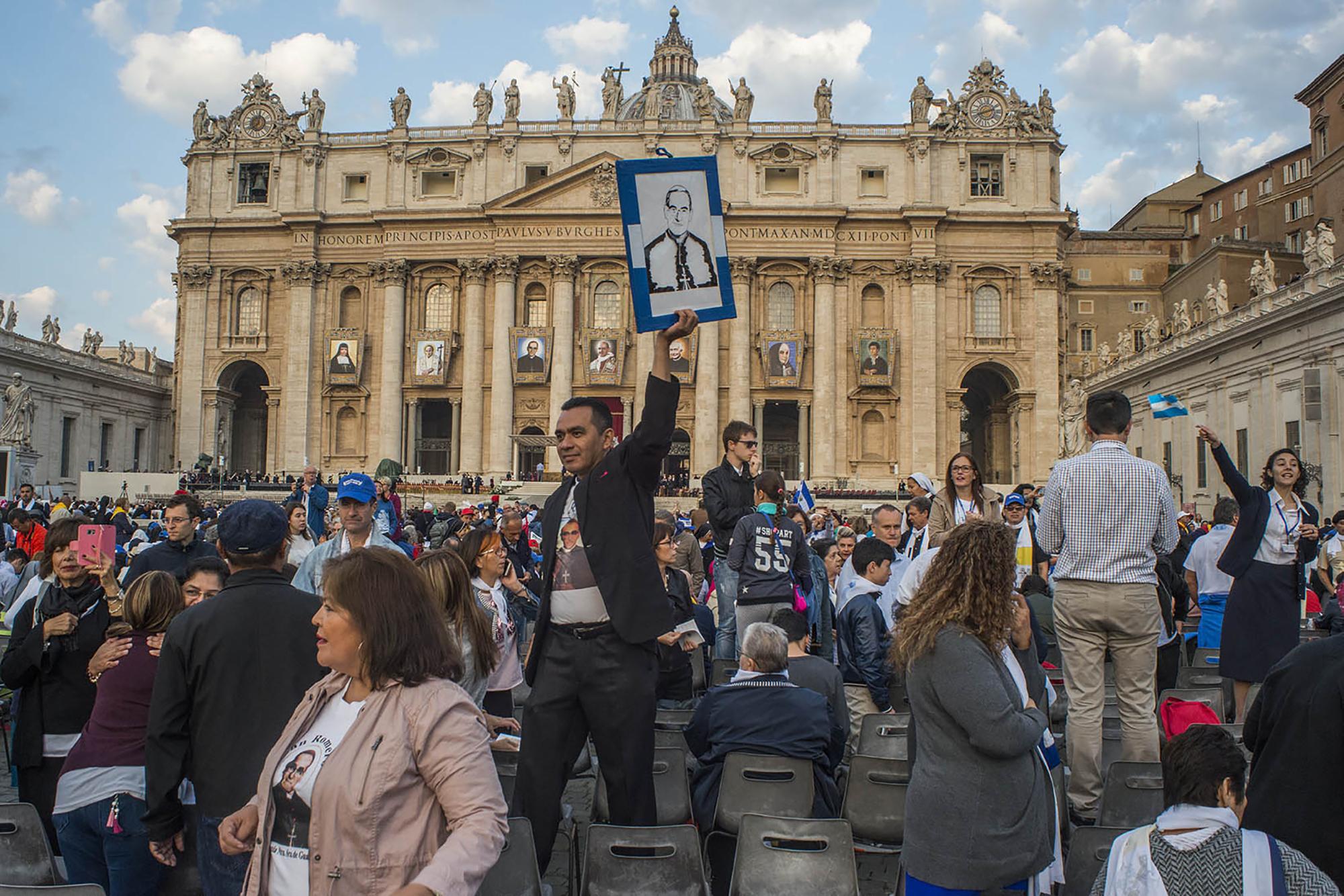 Asistentes a la ceremonia de canonización de monseñor Óscar Arnulfo Romero, en la sede de El Vaticano, Roma, 14 de octubre de 2018. Foto: Marco Valle.