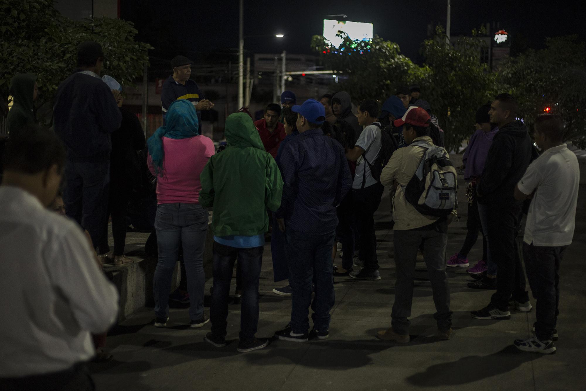 Migrantes salvadoreños que huyen de la pobreza y la violencia se concentraron en la plaza Divino Salvador del Mundo, en San Salvador, desde la noche del martes 15 de enero. Al menos 200 personas salieron de ese punto la mañana del 16, en una nueva caravana que va hacia el norte. Foto: Víctor Peña.