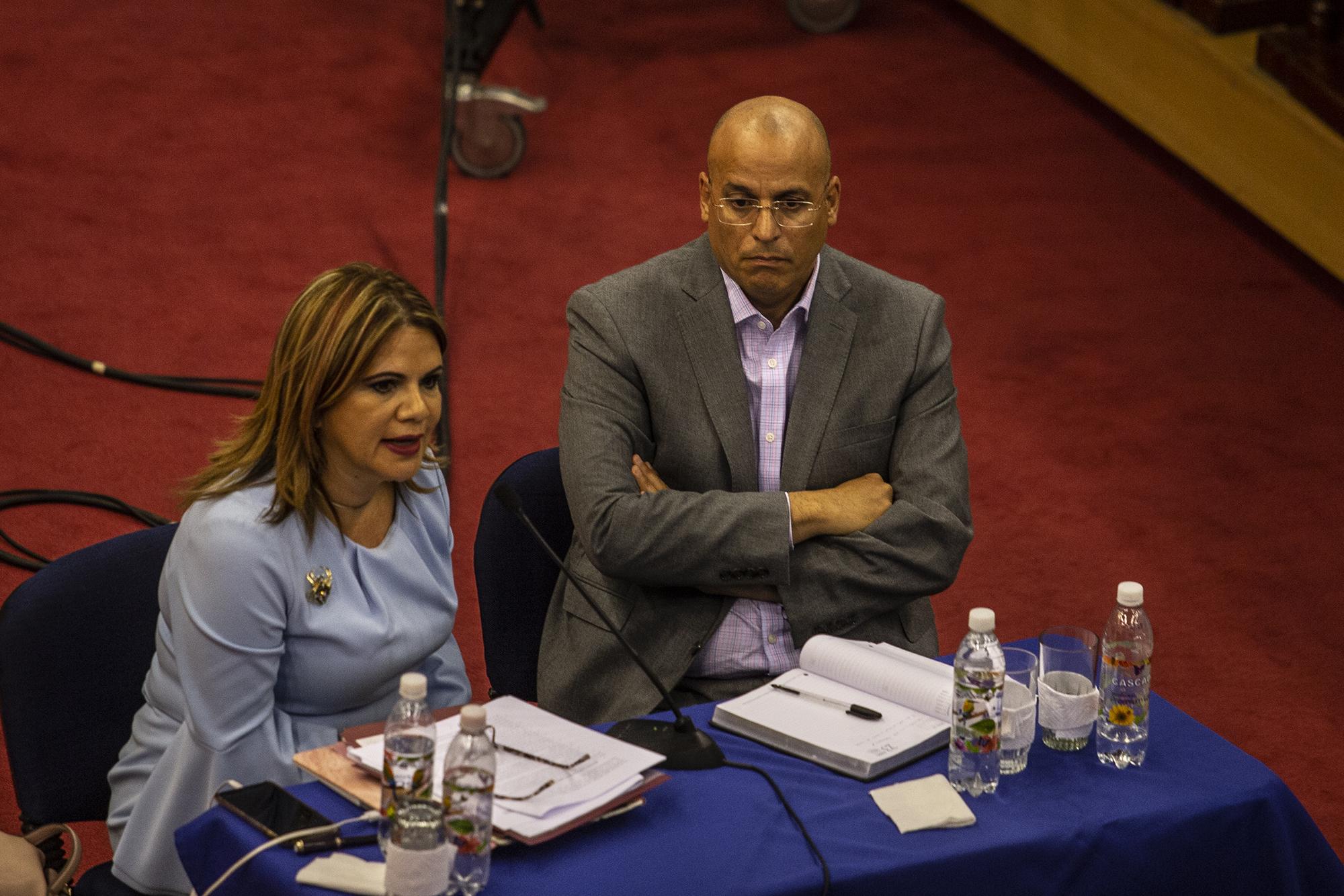 En la imagen, el magistrado de la Cámara Tercera de lo Civil Eduardo Jaime Escalante, el día en que fue desaforado por la Asamblea Legislativa. Escalante pasó de ser acusado por el delito de agresión sexual en contra de una menor de edad, a ser acusado por tocamiento impúdico en la vía pública. El hecho, que causó repudio nacional y reavivó el debate por la violencia contra las niñas y mujeres, ocurrió en la colonia Altavista en el municipio de Ilopango el martes 19 de febrero. La niña, su madre y su hermano también menor de edad huyeron del país por amenazas. Foto: Carlos Barrera 