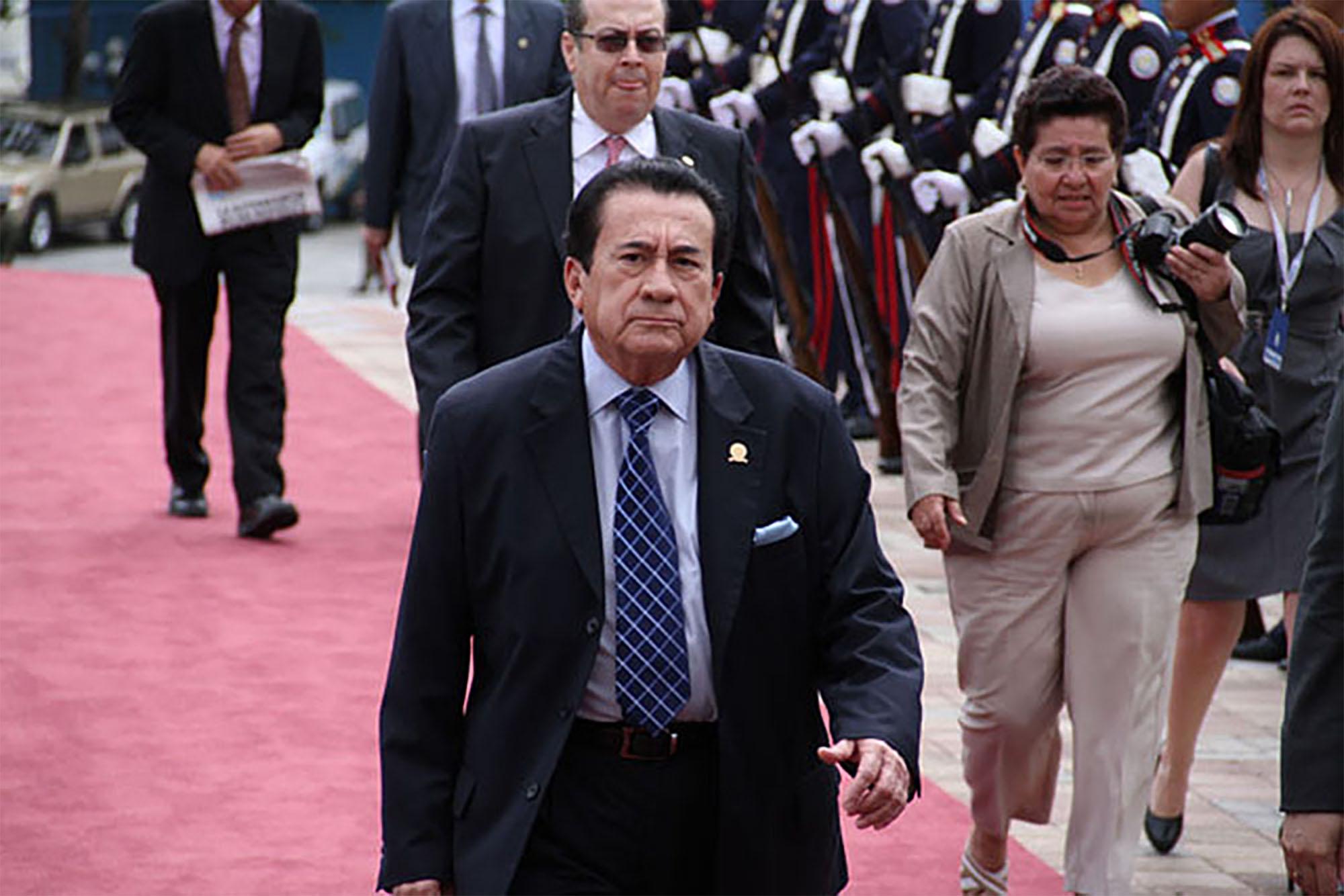 Hernán Contreras llega a la Asamblea Legislativa para presenciar el segundo informe de rendición de cuentas del expresidente Funes, el 1 de junio de 2011. Foto: Archivo El Faro