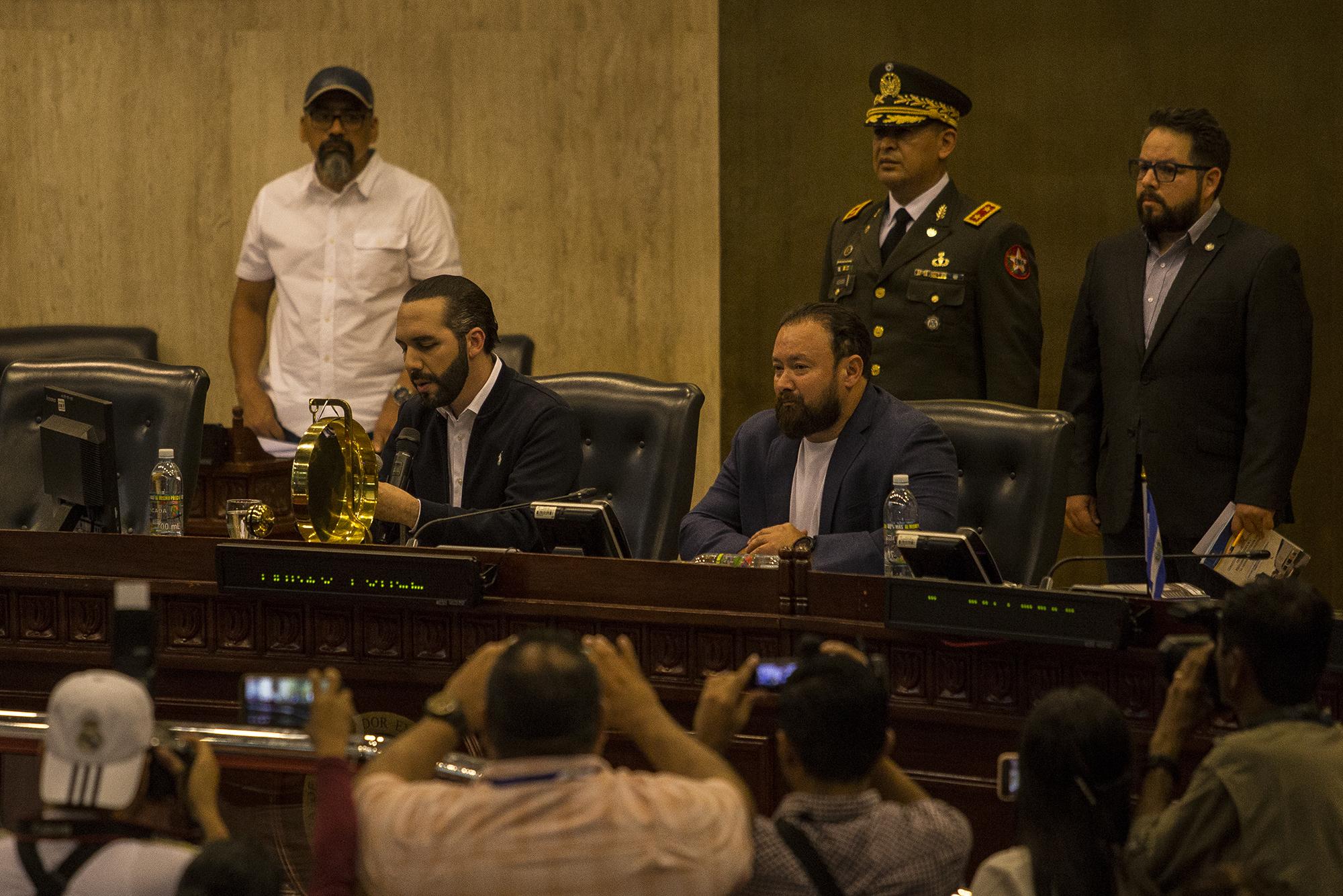 El presidente Bukele, sentado en el lugar del presidente de la Asamblea, Mario Ponce. A su lado, el diputado del partido GANA Guillermo Gallegos. Foto de El Faro: Víctor Peña.