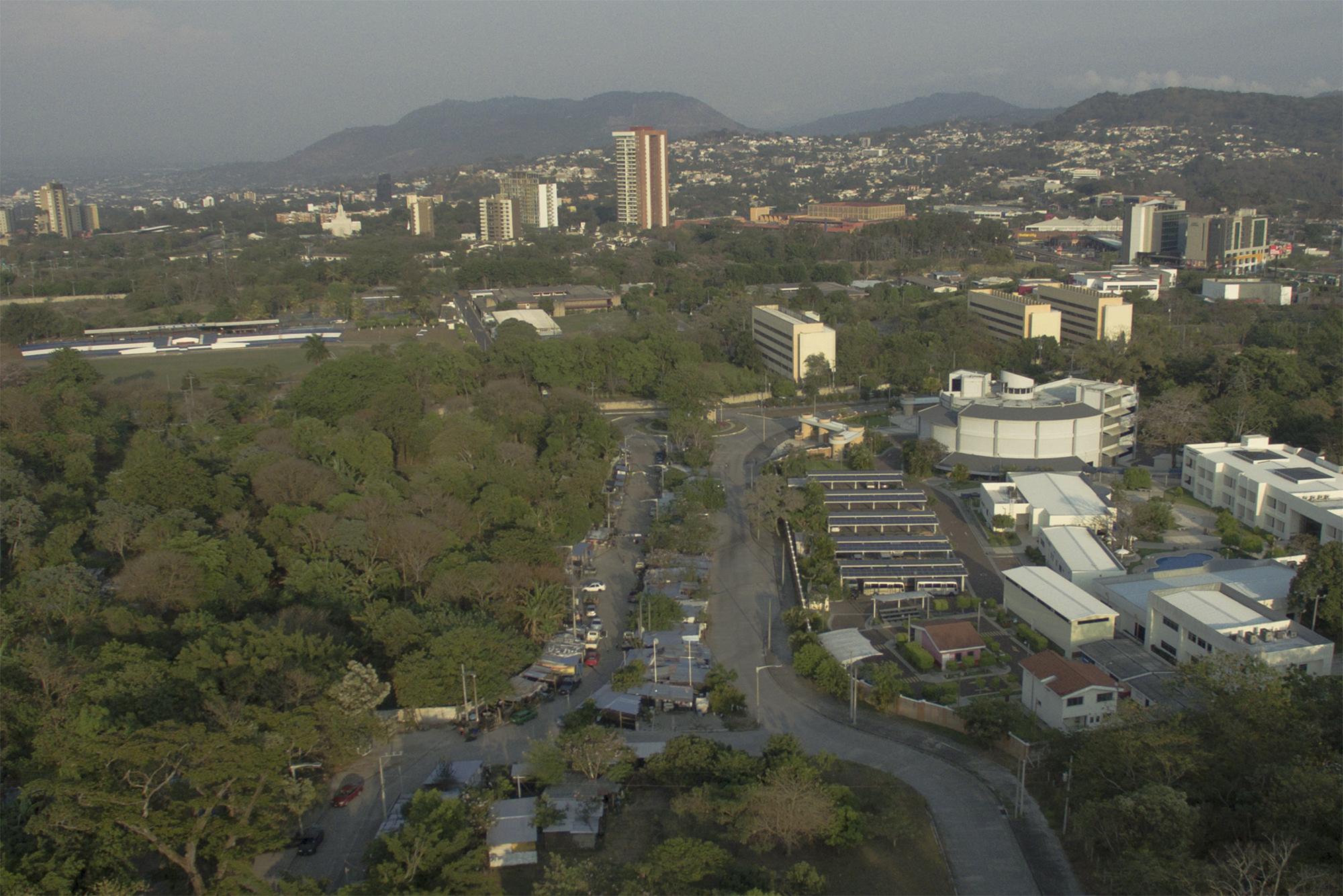 La comunidad El Espino está ubicada en el bulevar Cancillería, Antiguo Cuscatlán. Aquí, las 65 familias están rodeadas de organismos internaciones, universidad privada, centros comerciales y apartamentos de lujo. Viven tan cerca, pero a la vez tan lejos de los privilegios que otras personas pueden tener para resistir la cuarentena domiciliar que se extenderá hasta el próximo 28 de abril.