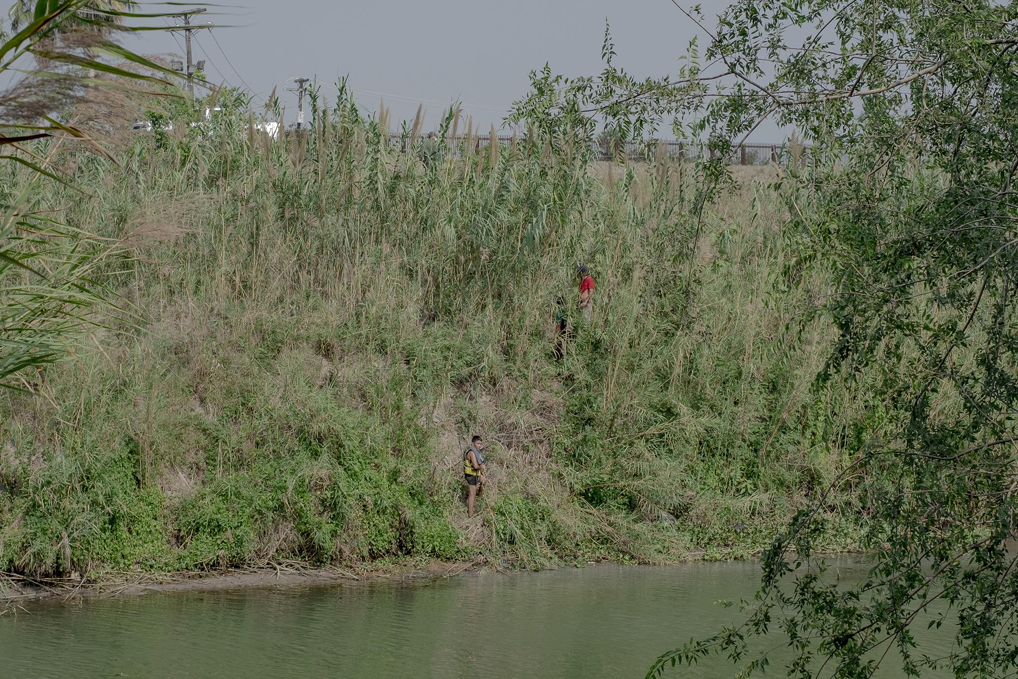 Tres migrantes intentaron cruzar a Estados Unidos a través del río Bravo. Ellos nadaron hacia el otro lado del río. No lo lograron porque varias patrullas fronterizas de la Oficina estadounidense de Aduanas y Protección Fronteriza (CBP) los detectaron. Entonces decidieron volver al lado mexicano. La imagen fue tomada con discreción, pues miembros del grupo criminal que controla parte de Matamoros vigilaban la escena desde una camioneta. A 500 metros de este lugar está una cruz conmemorativa en el punto del río en el que murieron Óscar y Valeria, los salvadoreños mundialmente conocidos por morir en el cruze del Bravo. Foto de El Faro: Fred Ramos.