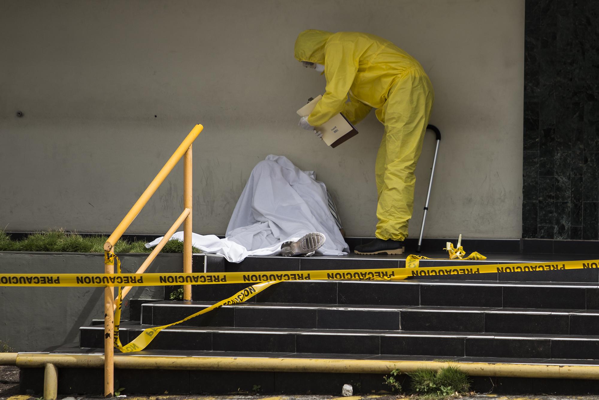 On Thursday, June 2 at 9 am, an elderly man passed away just moments after getting out of his car near the Women’s Hospital laboratory along Paseo General Escalón in San Salvador. His body lay sprawled out on the concrete until a funeral car came to collect his body at 1:30 pm. After approaching to look, they realized they had found the wrong body and quickly left the scene. An hour later, personnel from the Ministry of Health, police, and another funeral car placed him in a casket and made their way in a caravan toward the cemetery.