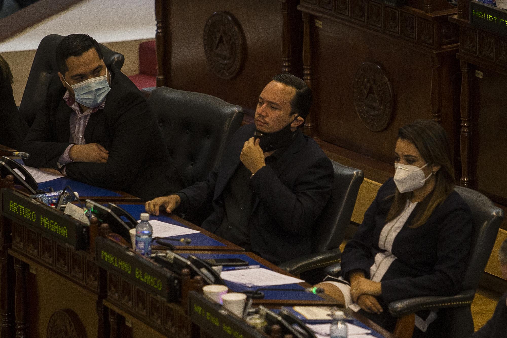 Arturo Simeón Magaña, diputado por el partido Arena, durante la interpelación del ministro de Defensa, Francis Merino Monroy, el 21 de agosto, en el Salón Azul de la Asamblea Legislativa. Foto de El Faro: Víctor Peña. 