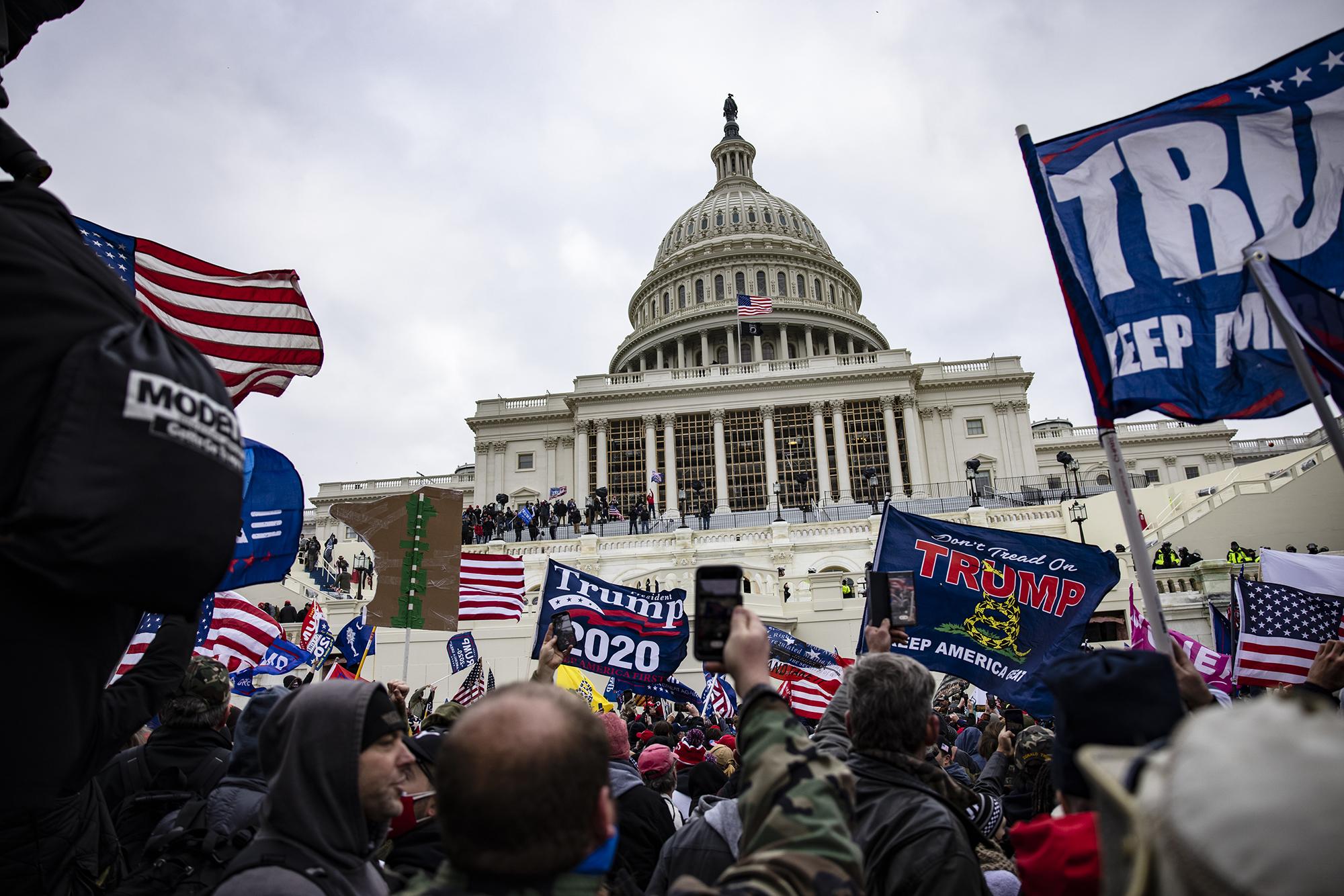 Partidarios pro-Trump asaltaron el Capitolio de los Estados Unidos luego de una manifestación con el presidente Donald Trump el 6 de enero de 2021 en Washington, DC. Los partidarios de Trump se reunieron hoy en la capital de la nación para protestar por la ratificación de la victoria del Colegio Electoral del presidente electo Joe Biden sobre el presidente Trump en las elecciones de 2020. Foto de El Faro: Samuel Corum / Getty Images / AFP.