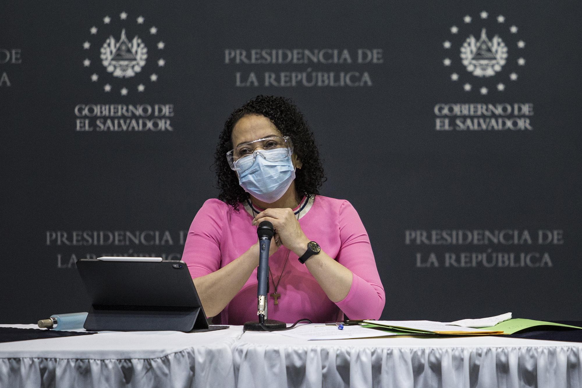 Carolina Recinos, comisionada Presidencial, durante conferencia de prensa deel Gobierno de El Salvador, sobre el seguimiento al incremento de casos de covid-19. Museo de Antropología David J Guzmán, 27 de junio de 2020. Foto de El Faro: Victor Peña. 