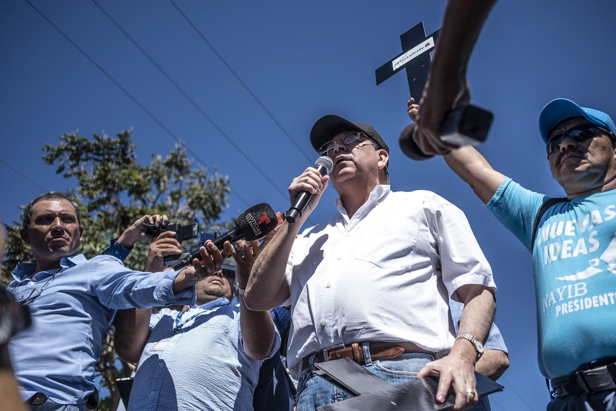 Walter Araujo durante una manifestación a la que convocó desde sus redes sociales el 16 de febrero del 2020 frente a la Asamblea Legislativa. Foto de El Faro: Carlos Barrera