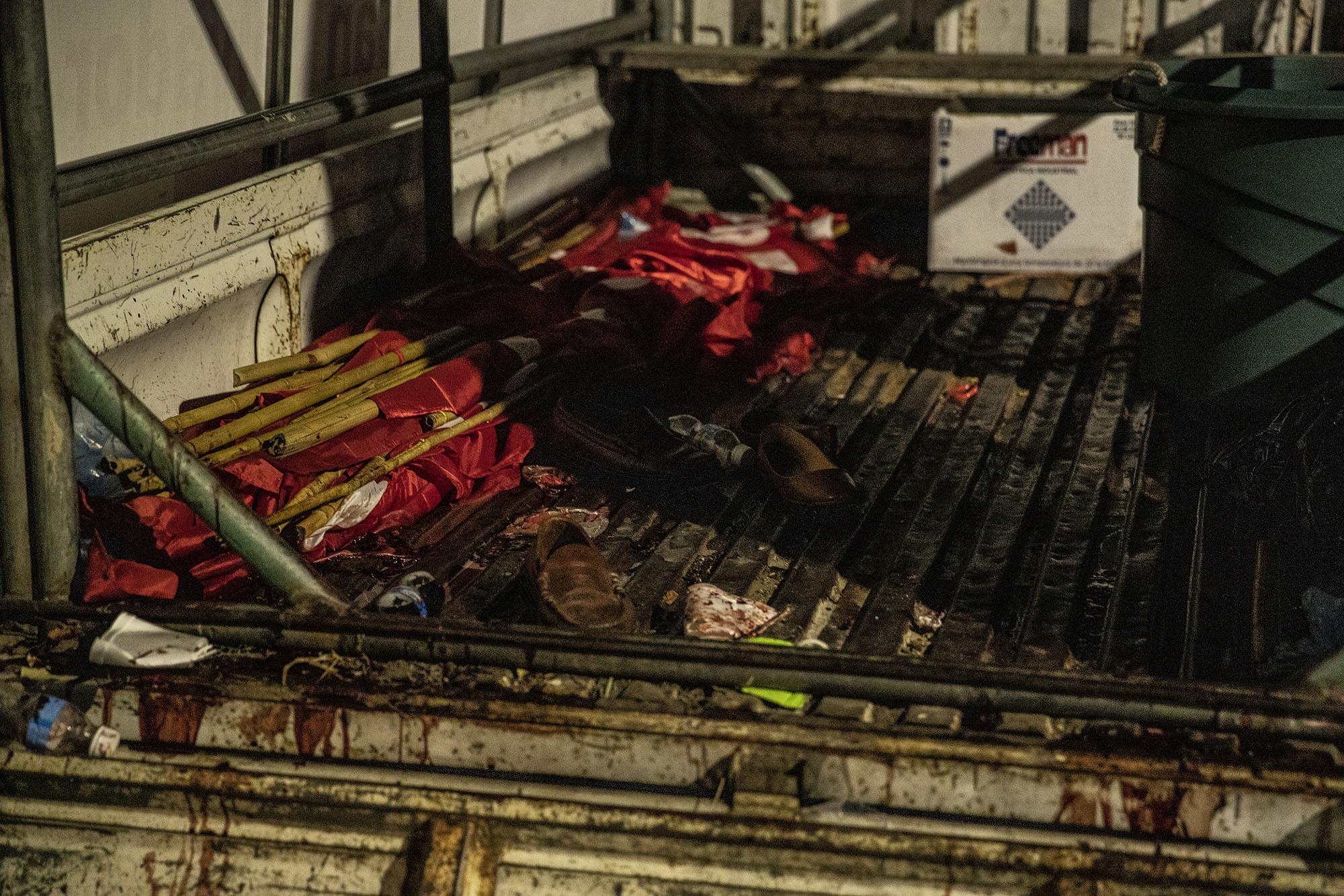 El atentado dejó a dos personas fallecidas, en el vehículo en el que se transportaban quedaron zapatos, banderas y manchas de sangre debido a los disparos que recibieron a las 6:25 de la noche. Foto de El Faro: Carlos Barrera
