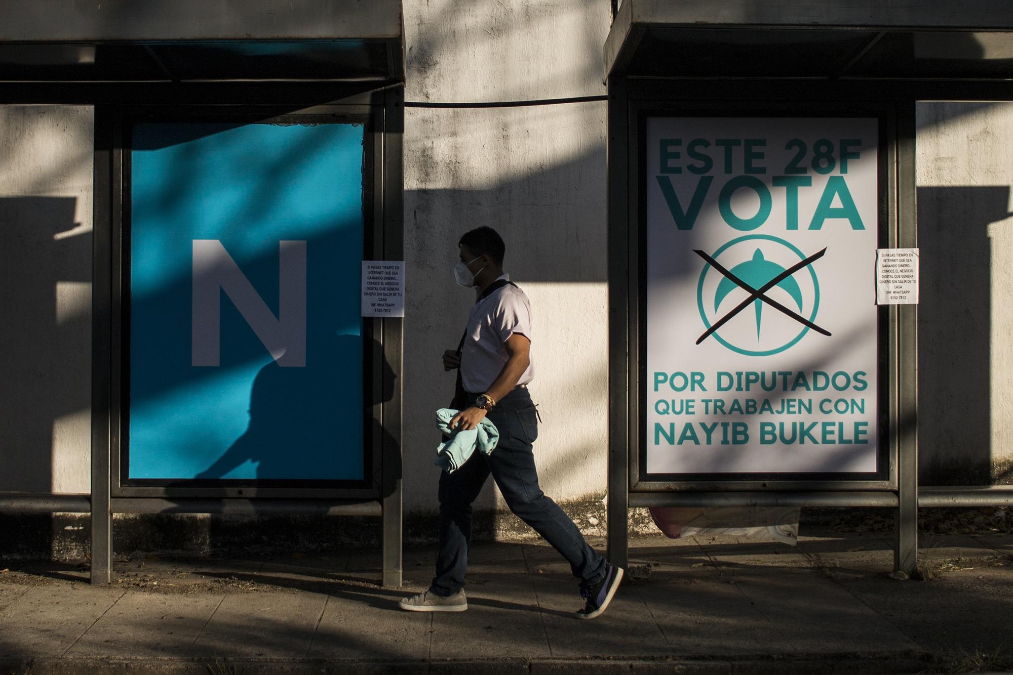 Esta imagen es recurrente, sobre todo en la capital y las ciudades cercanas. Dos partidos que parecen aliados o incluso el mismo, pero que son competencia en las próximas elecciones. Imagen tomada en el bulevar Santa Elena, Antiguo Cuscatlán, La Libertad.