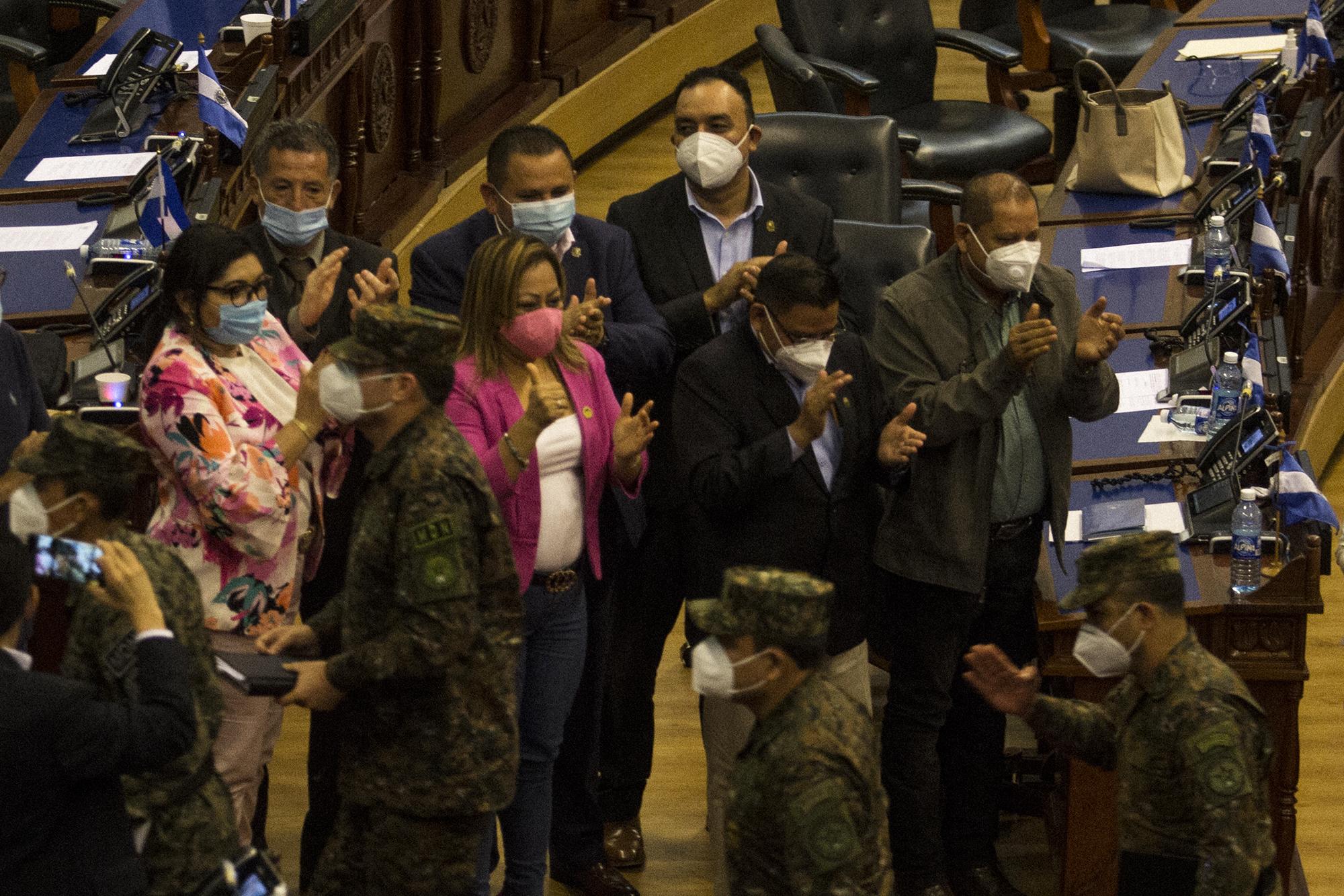 Diputados de la fracción de Gana aplauden al ministro de Defensa, Francis Merino Monroy, después que este fuera interpelado por la toma del Salón Azul por parte de la Fuerza Armada, el 9 de febrero de 2020. Foto de El Faro: Víctor Peña. 