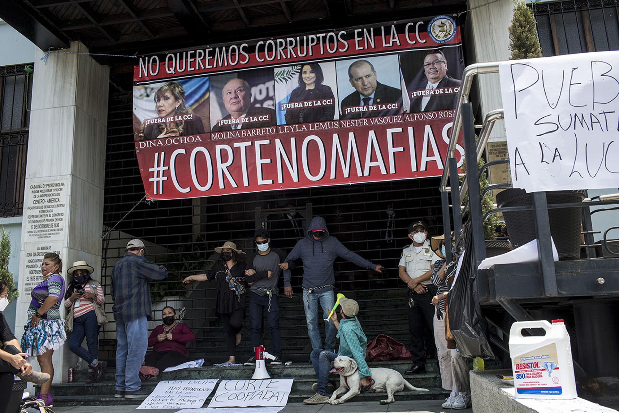 El 14 de abril un grupo reducido se manifestó frente a la Corte de Constitucionalidad, en Ciudad de Guatemala. Tenían como consigna no dejar entrar a los magistrados que un día antes habían sido juramentados, en protesta por la decisión de dejar de lado a Gloria Porras como magistrada titular de la Corte. Foto de El Faro: Simone Dalmasso/ Plaza Pública.