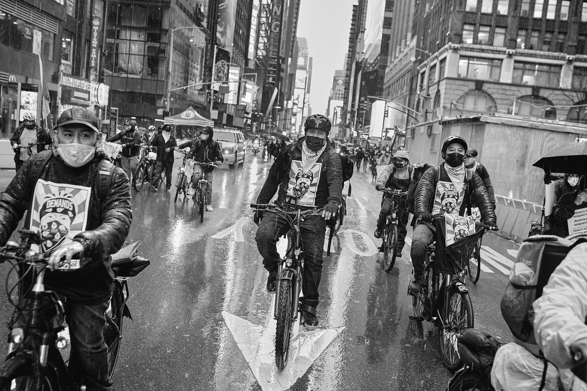 Manifestación de repartidores de comida en las calles del centro de Manhattan. Los “deliveristas” salieron masivamente para protestar por el aumento de la violencia en Nueva York. Desde el inicio de la pandemia, la Policía ha registrado un aumento del 73% en los tiroteos en la ciudad y los “deliveristas” sufren habituales asaltos y robos de sus bicicletas. Foto de El Faro: Edu Ponces/ Ruido Photo.