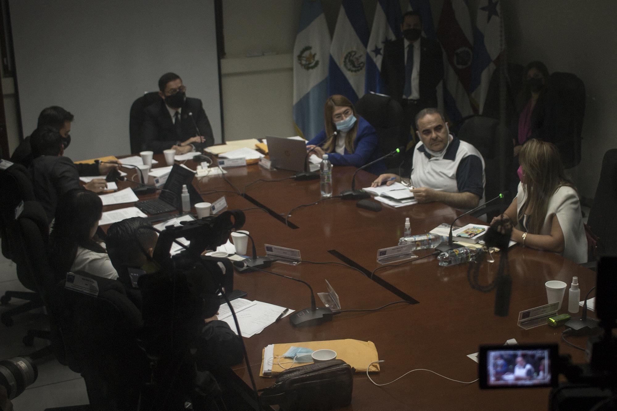 El expresidente Elías Antonio Saca durante su comparecencia en la Asamblea Legislativa, el miércoles 21 de julio, ante la comisión que investiga el pago de sobresueldos en los gobiernos del FMLN y Arena. Foto de El Faro: Víctor Peña. 
