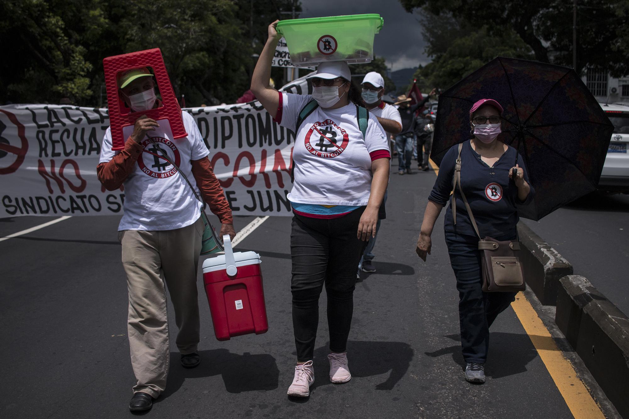 Miguel Arévalo, de 59 años, recorrió la marcha para vender sándwiches. Lo acompañaba Olivia, su hija de 25 años. Son pequeños comerciantes que también rechazan la Ley Bitcoin, que entró en vigencia el 7 de septiembre. “Esto es un tema para inversionistas y su danza millonaria. El pueblo no tiene capacidad para esto. Yo le daba el beneficio de la duda a Bukele, pero con esto mi luna de miel se acabó”, dijo Miguel, mientras caminaba frente al parque Cuscatlán, en San Salvador.