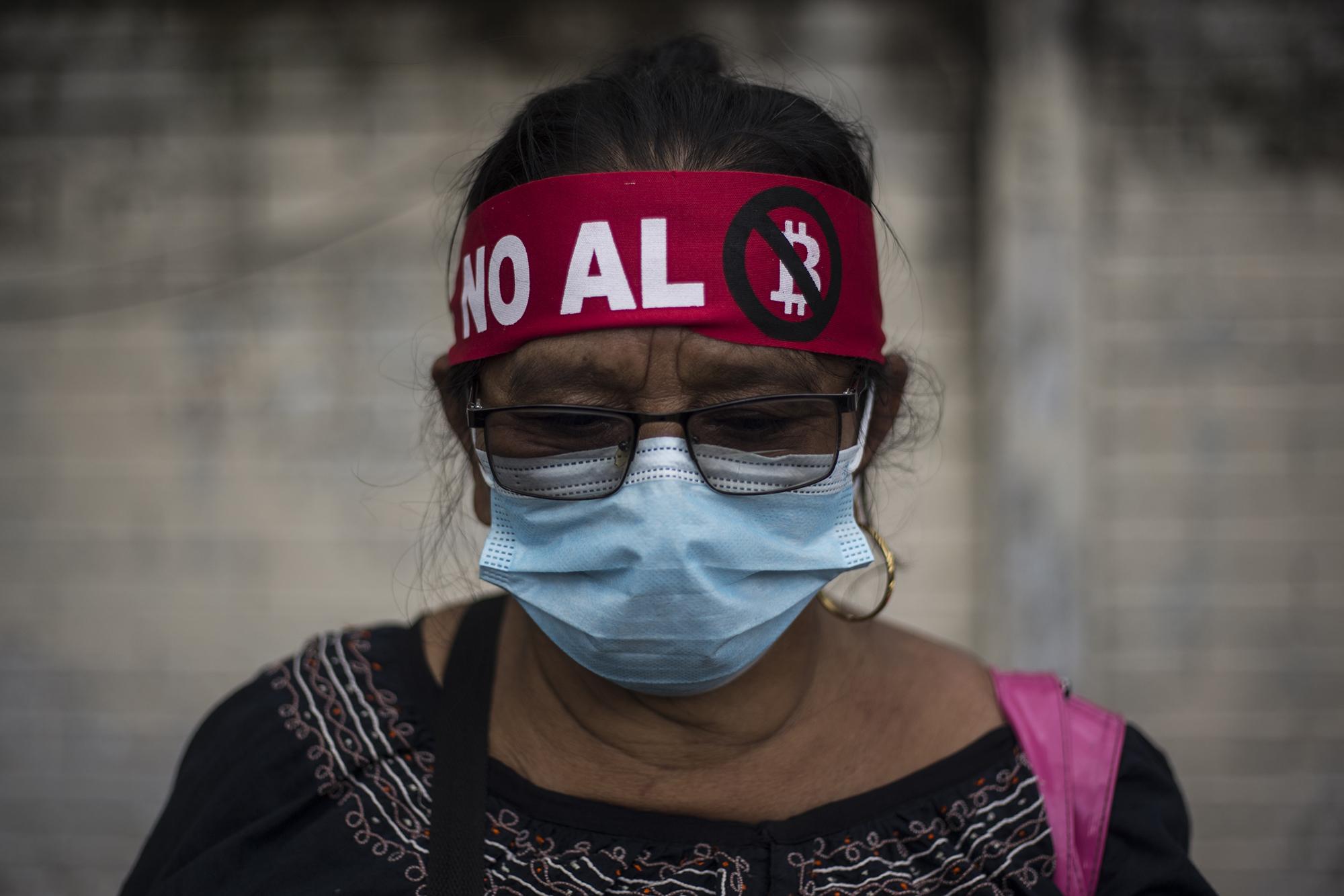 “Nosotros no queremos ni entendemos el Bitcoin”, dijo Alicia López, de 62 años, que llegó desde el municipio de Olocuilta para unirse a la marcha. “Yo ni teléfono tengo, cómo voy a gastar un dinero que no existe. Aquí necesitamos educación”, concluyó.