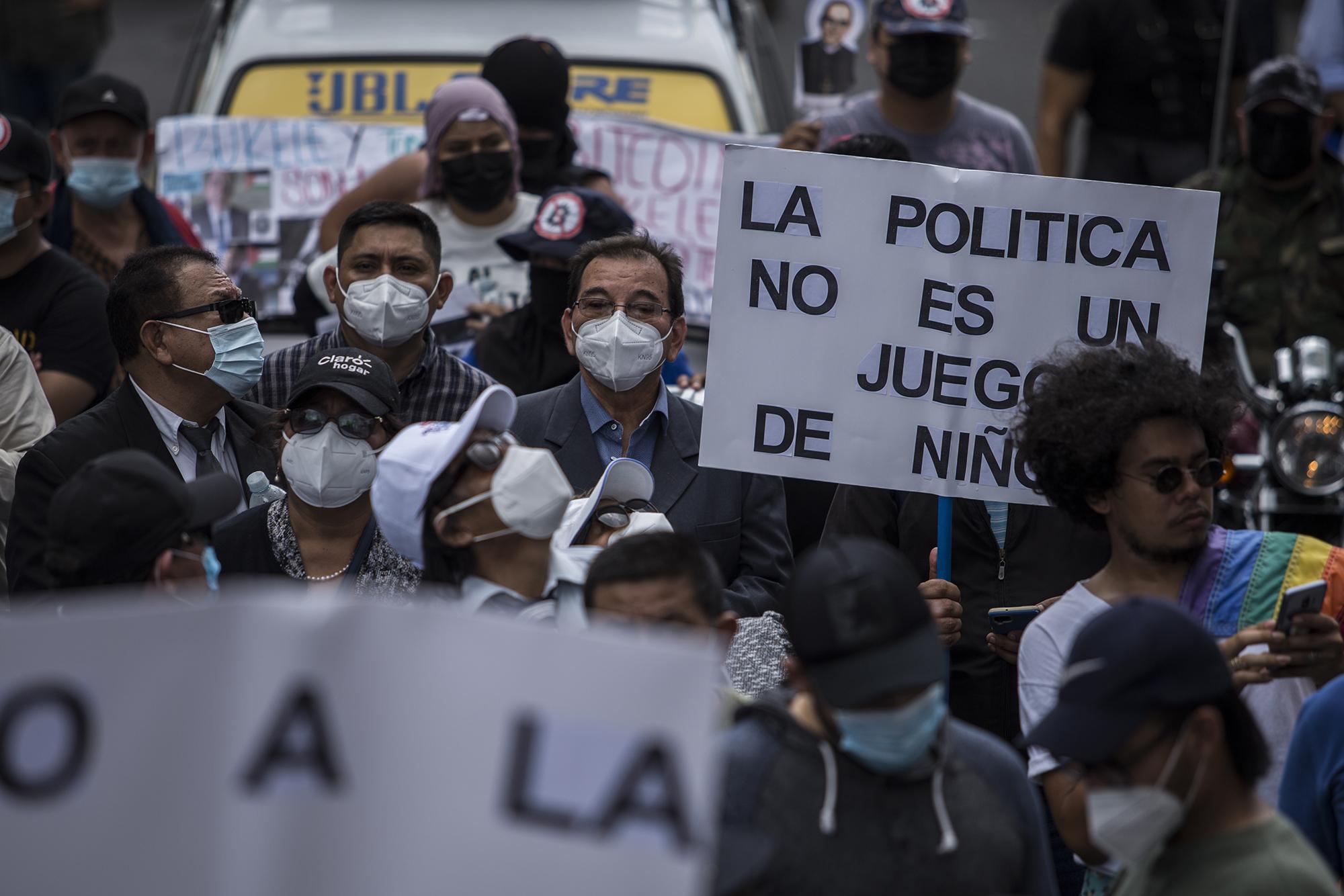 Entre los manifestantes estuvo Jorge Guzmán, juez de Instrucción de San Francisco Gotera, en el departamento de Morazán, y quien lleva a cargo el caso sobre la masacre de El Mozote y lugares aledaños. Guzmán es uno de los afectados por el decreto que cesa a los jueces mayores de 60 años. Como muchos, él también salió a la calle y ha exigido la restitución de todos para que él siga en su cargo.