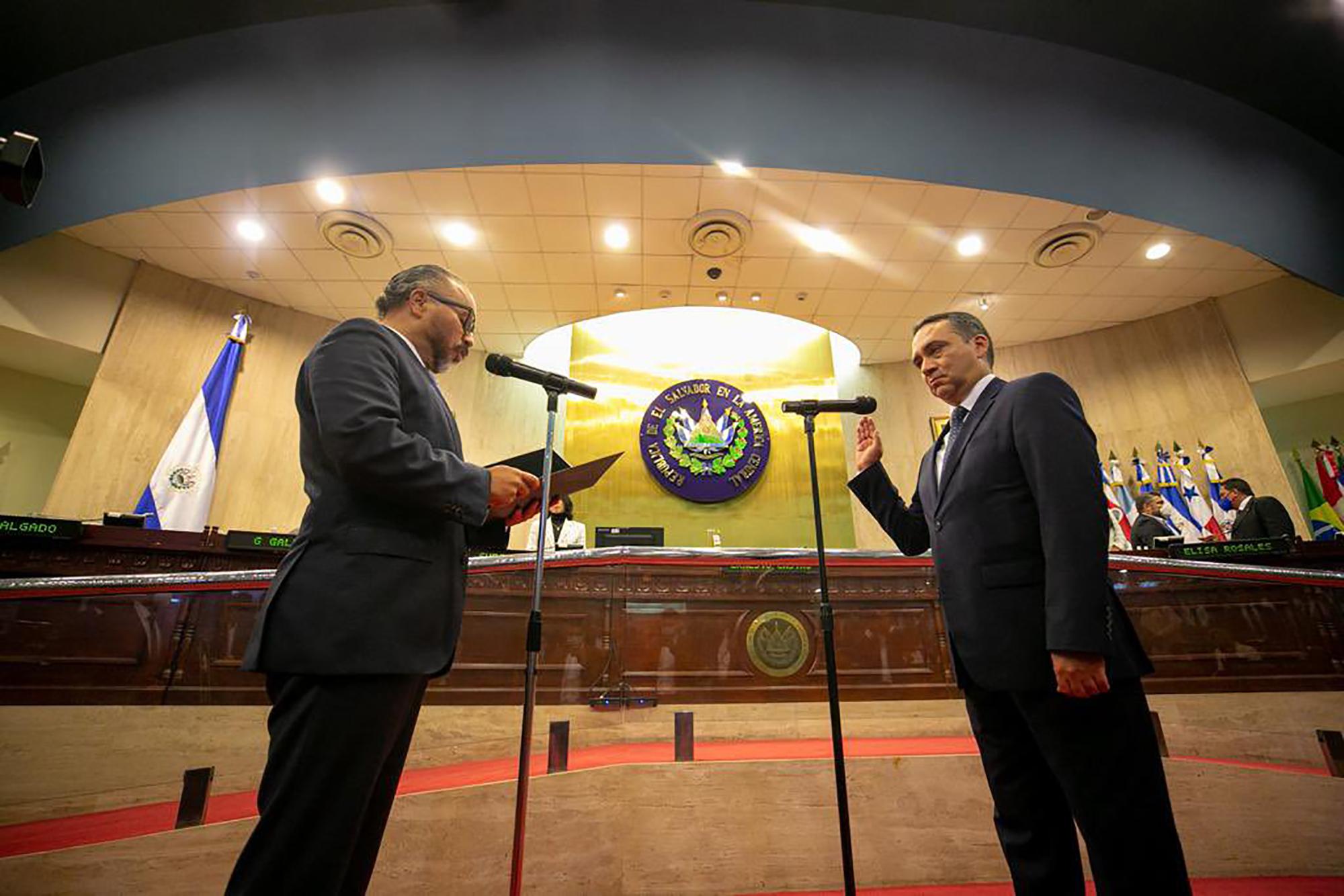 El presidente de la Asamblea Legislativa, Ernesto Castro, juramentó como nuevo Fiscal General a Rodolfo Delgado la madrugada del 2 de mayo del 2021, durante la primer plenaria de la nueva Asamblea. Foto de El Faro: Cortesía Asamblea Legislativa