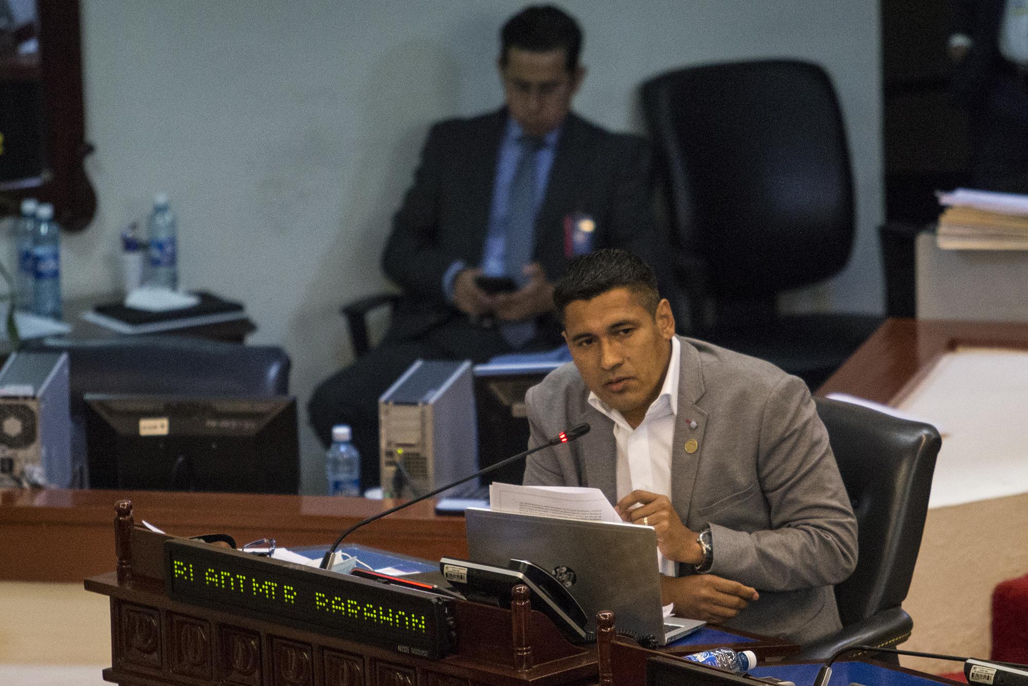 José Bladimir Barahona, diputado de Nuevas Ideas del departamento de Morazán, durante la sesión plenaria del martes 22 de febrero de 2022. Foto de El Faro: Víctor Peña.