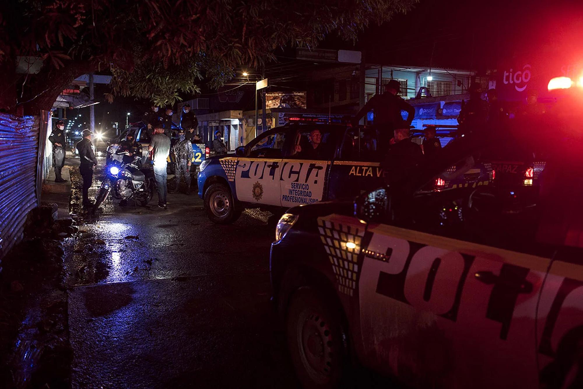 En la noche del jueves 28 de octubre de 2021, un operativo de varias unidades de Policía, acompañadas por soldados, registra a dos jóvenes en motocicleta, en el centro de El Estor. Foto cortesía: Simone Dalmasso/ Plaza Pública.