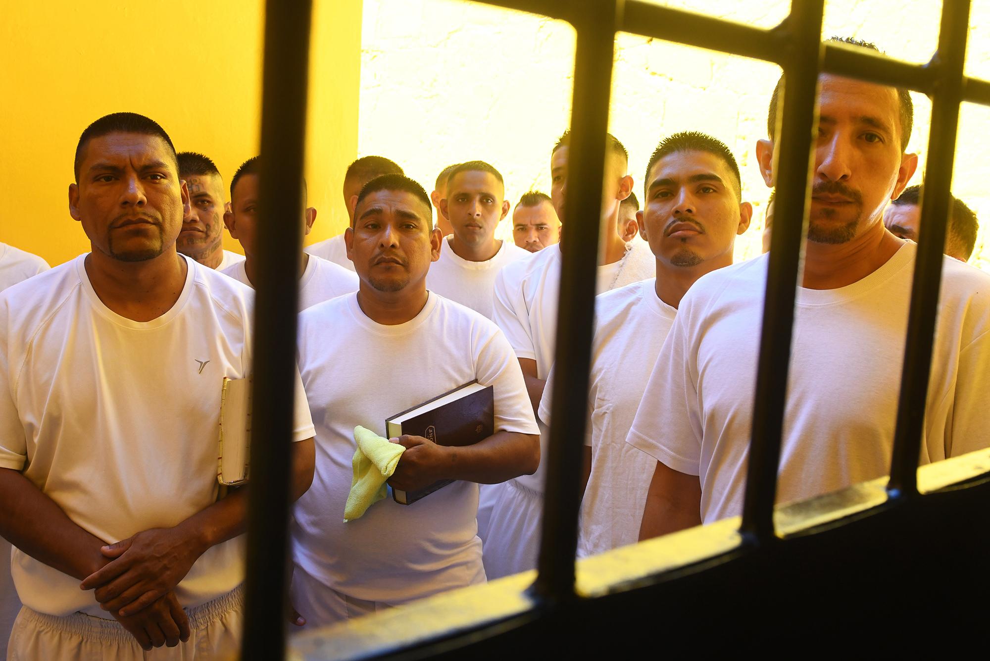 Miembros de la Iglesia de la Final Trompeta en el penal de San Francisco Gotera. Este es el movimiento que dirigió dentro de esa prisión Carlos Montano, arrebatando a la pandilla Revolucionarios, del Barrio 18, más de 400 miembros. Foto: AFP / Marvin Recinos.