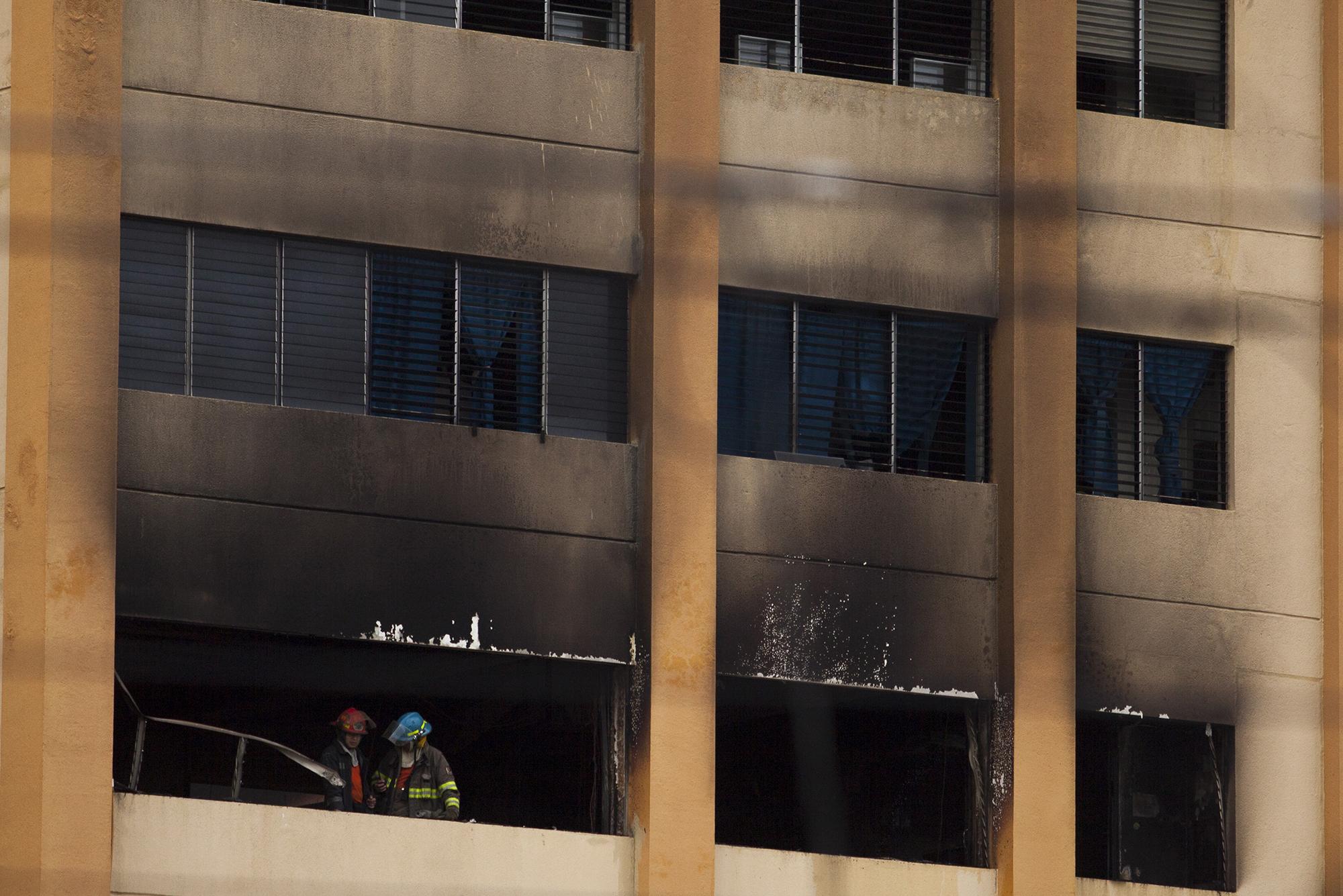 Bomberos trabajan en la evacuación del incendio, que inició a las 3:00 PM, en el ala C, del edifio número 3, del Ministerio de Hacienda. Cuerpo de Bomberos aseguró que el incendio fue provocado por la explosión de un sistema de aire acondicionado, en el cuarto nivel del edificio. Foto: Víctor Peña