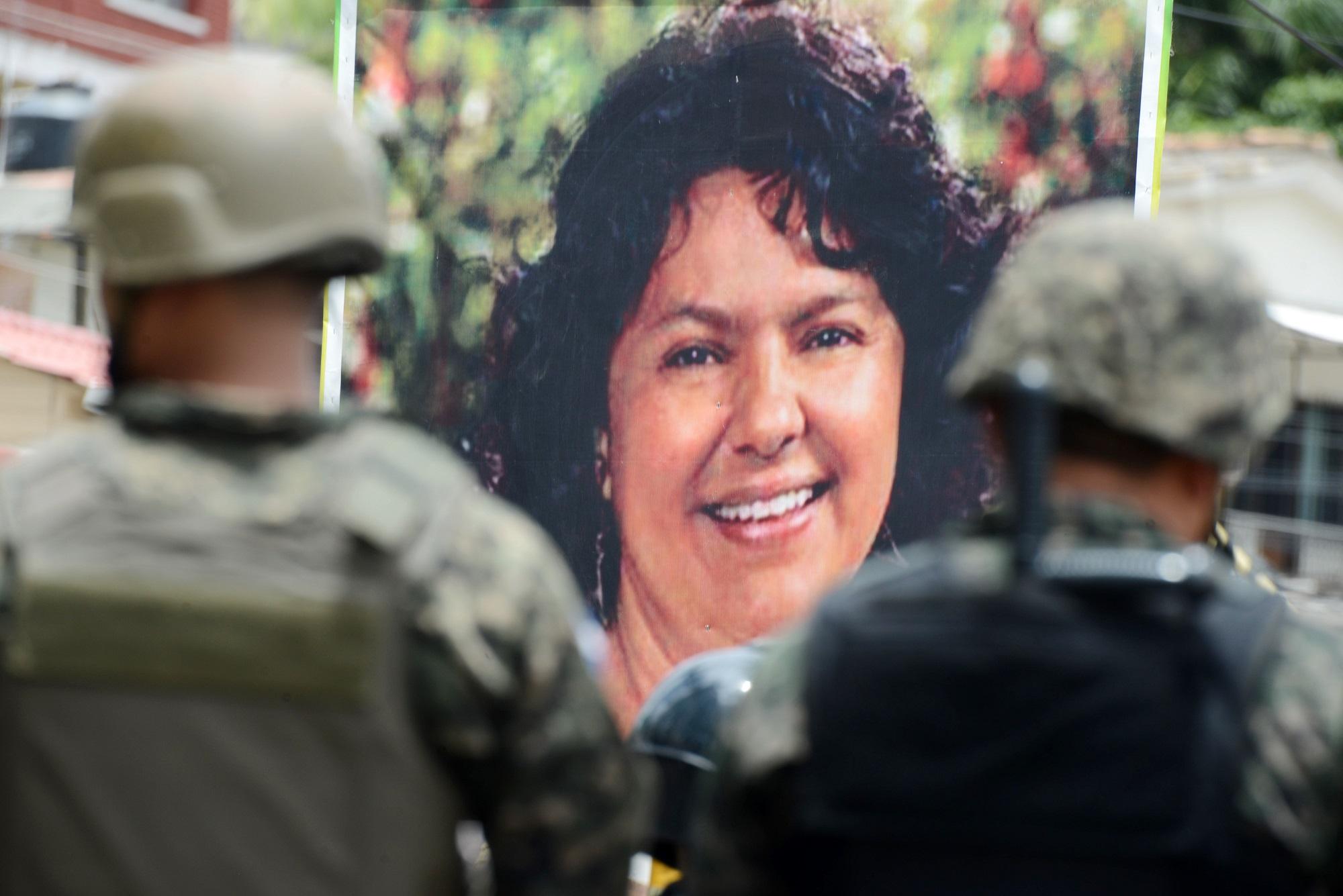 Un póster de Berta Cáceres lidera una marcha de pueblos indígenas hondureños en las calles de Tegucigalpa en agosto de 2016, cinco meses después de su asesinato. Foto: AFP/ Orlando Sierra.