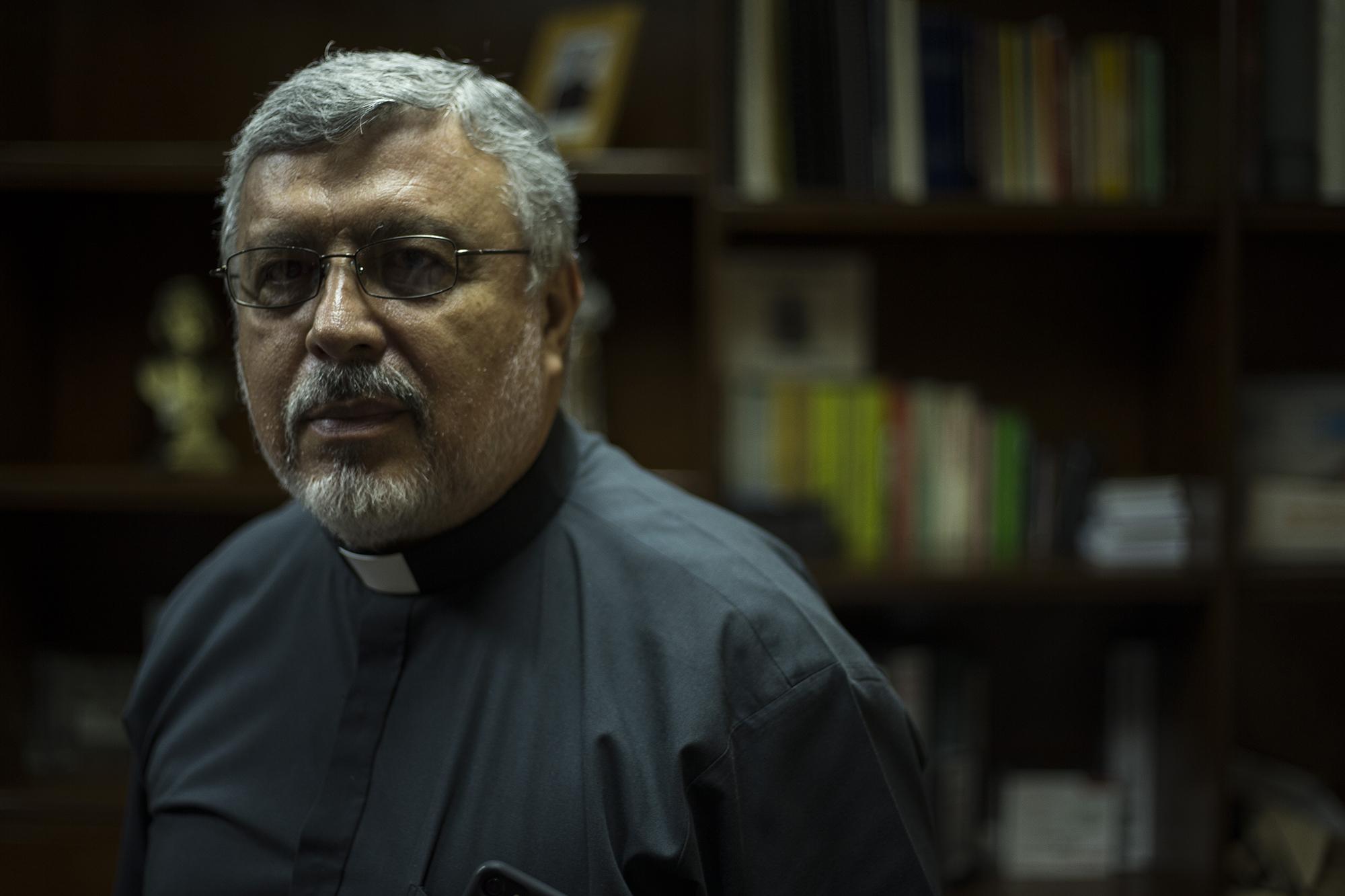 Monseñor Rafael Urrutia, copostulador de la causa de monseñor Romero ante El Vaticano, fotografiado en las oficinas del Arzobispado de San Salvador, el 18 de septiembre de 2018. Foto de El Faro: Víctor Peña.