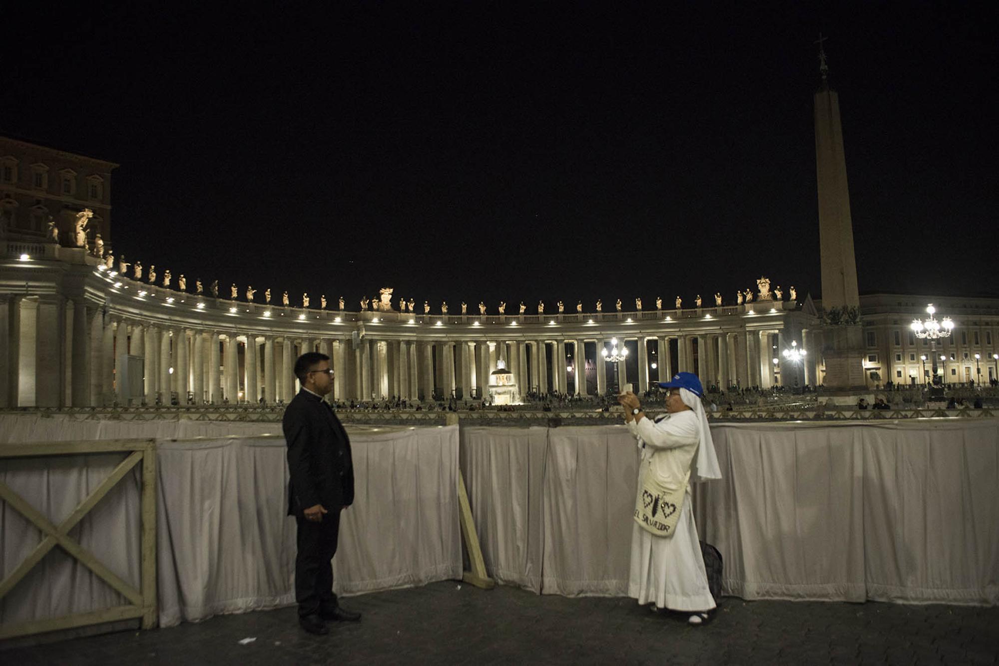 Asistentes a la ceremonia de canonización de monseñor Óscar Arnulfo Romero, en la sede de El Vaticano, Roma, 14 de octubre de 2018. Foto: Marco Valle.