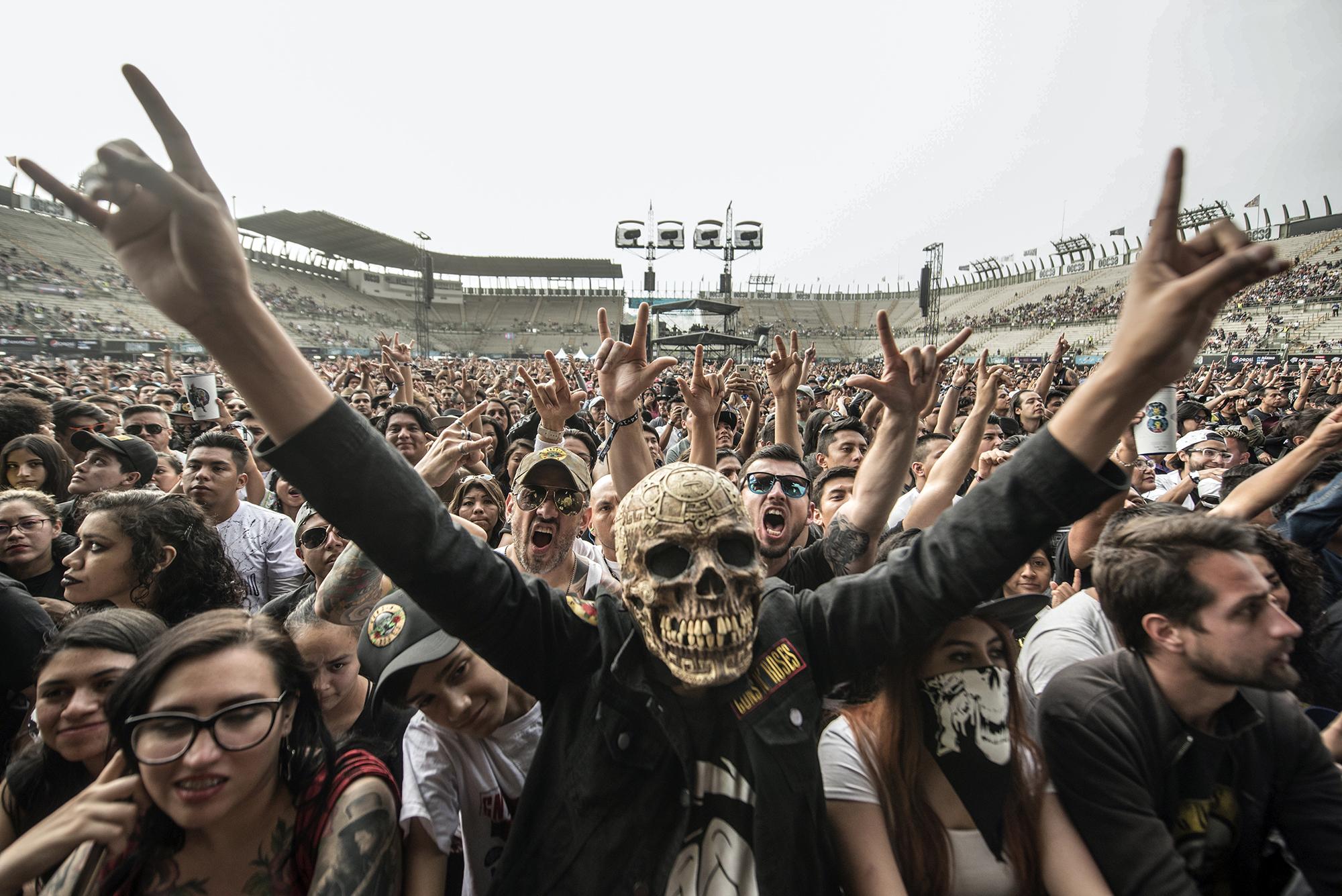 La gente participa en el festival de música 