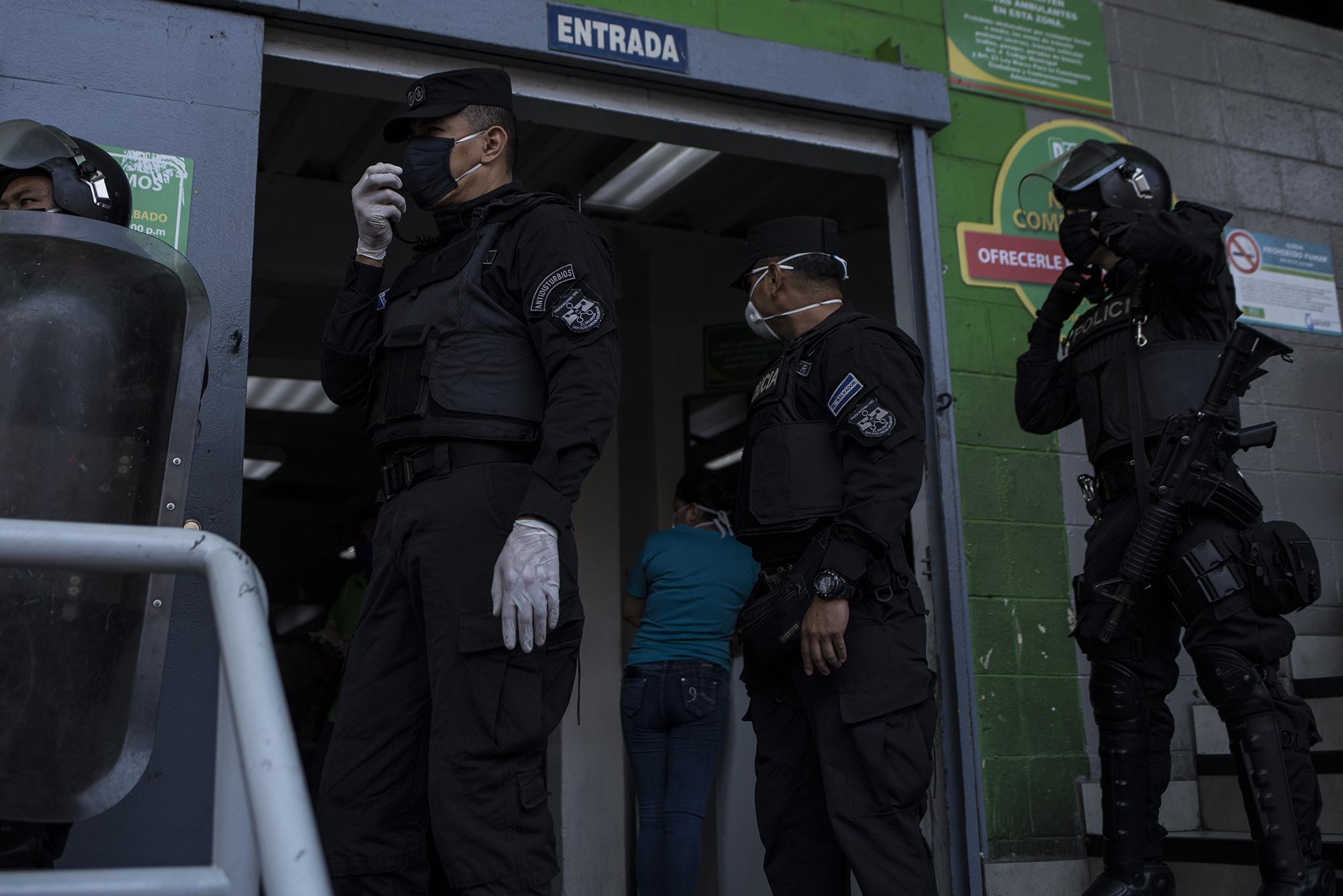 Ante las amenazas de saqueos en el centro de San Salvador, la Policía bloqueó el acceso a los supermercados. Algunos cerraron por cuenta propia cuando un grupo caminaba por la calle Rubén Darío, después que las sedes del Cenade fueran cerradas. Foto de El Faro: Víctor Peña.