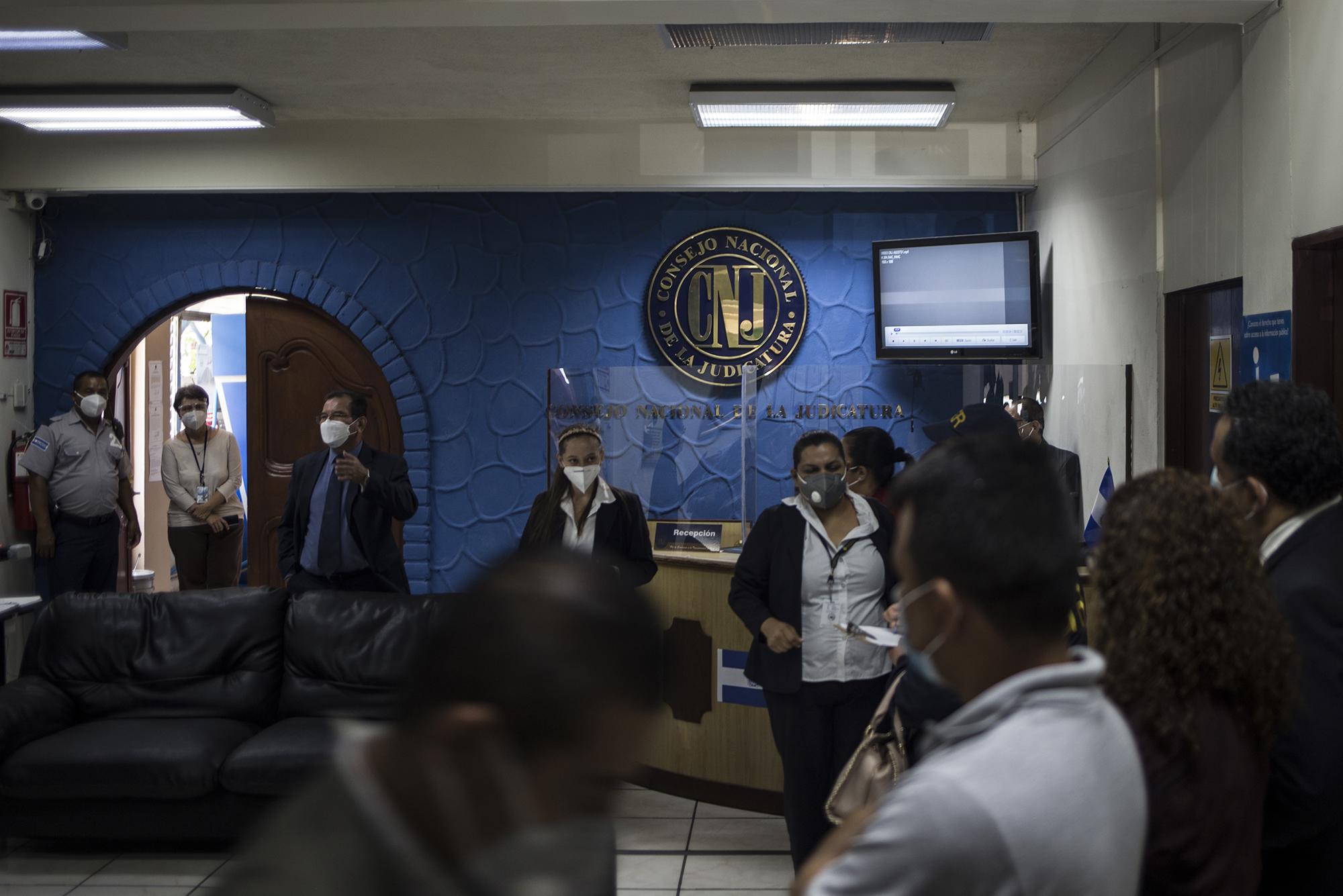 Después de retirarse del Estado Mayor, el juez se dirigió al Consejo Nacional de la Juidicatura para establecer un acta sobre el bloqueo por parte del Estado Mayor para inspeccionar los archivos militares con relación a la masacre de El Mozote. Foto de El Faro: Víctor Peña.