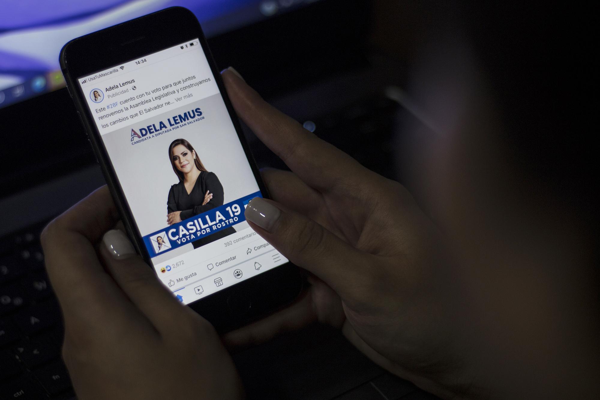 Adela Lemus, candidata a diputada por Arena en San Salvador, promueve su campaña con mayor fuerza en las plataformas digitales. Lemus es de los nuevos rostros en la derecha salvadoreña. Un estudio de la organización Acción Ciudadana la ubicó en diciembre como una de las candidatas con mayor presencia en la red. Foto de El Faro: Víctor Peña.