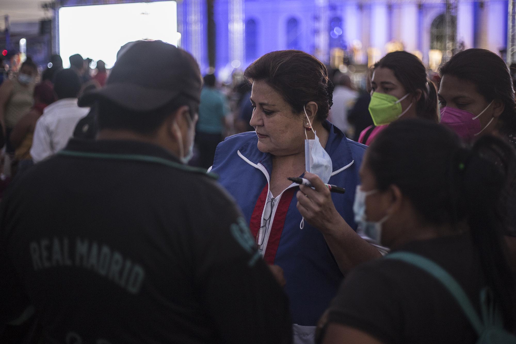 De los 340 candidatos areneros, entre aspirantes a diputados y alcaldes, los grandes financistas han decidido apoyar puntualmente solo a 30 aproximadamente. Margarita Escobar, actual diputada, busca la reelección por cuarta vez. Tiene más de 10 años en la Asamblea. Cerró su campaña en la Plaza Barrios de San Salvador, junto con el actual alcalde Ernesto Muyshondt, el miércoles 24 de febrero. Foto de El Faro: Víctor Peña.