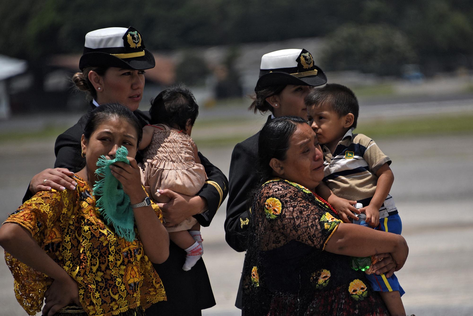 Familiares de militares muertos en el municipio de El Estor, departamento de Izabal, reaccionan ante la llegada de sus ataúdes a la Base Aérea de la Ciudad de Guatemala el 5 de septiembre de 2019. Un grupo de presuntos narcotraficantes ejecutó a tres militares en el norte de Guatemala luego de una emboscada en la que otros tres militares resultaron heridos y dos desaparecieron, informaron fuentes gubernamentales. Foto de El Faro: Johan Ordóñez/ AFP.