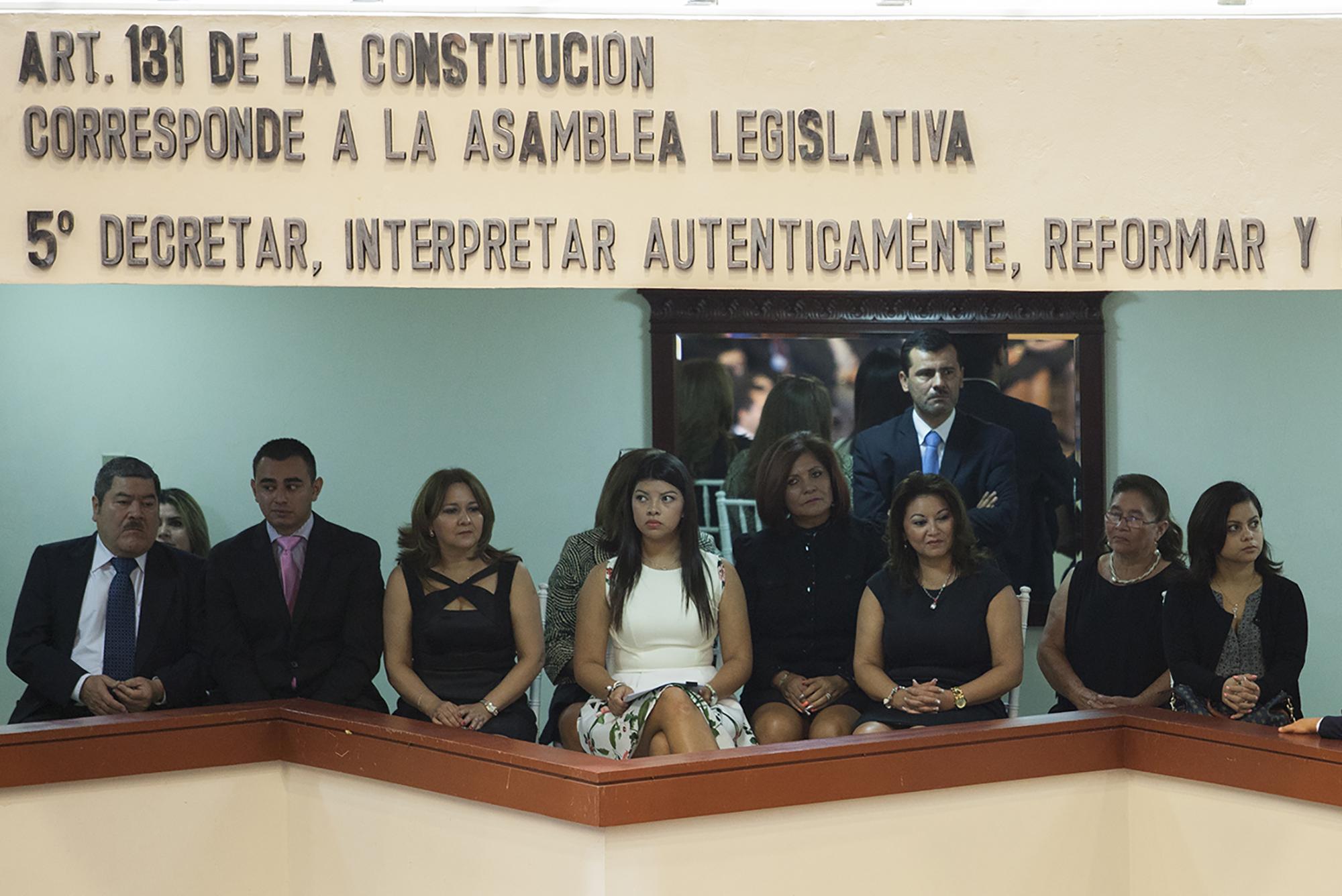 Julia Nora Romero junto a su familia, en los palcos del Salón Azul de la asamblea legislativa, el 10 de noviembre de 2016. Día en que su esposo, Guillermo Gallegos asumió la presidencia de la Asamblea Legislativa. Foto: Víctor Peña.