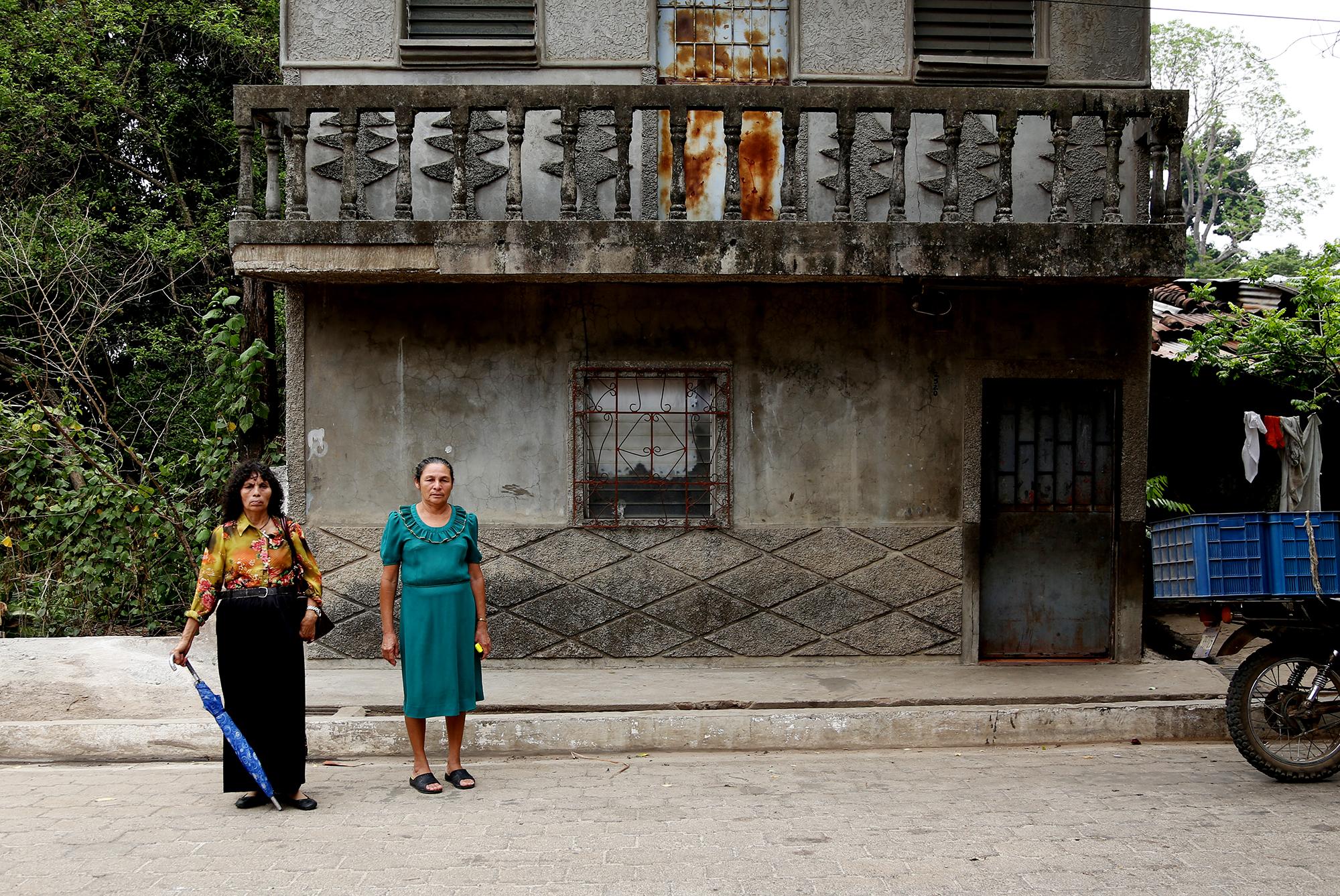 Francisca Gómez y Yolanda Mejía, madres de dos de los jóvenes que desaparecierón durante un operativo militar en febrero de 2014 en Armenia, Sonsonate. La Sala de lo Constitucional determinó que en este caso concurrieron las tres características de una desaparición forzada: detención arbitraria, operación realizada en secreto o clandestinidad, y la negativa posterior a brindar información que permita ubicar el paradero de las personas desaparecidas.