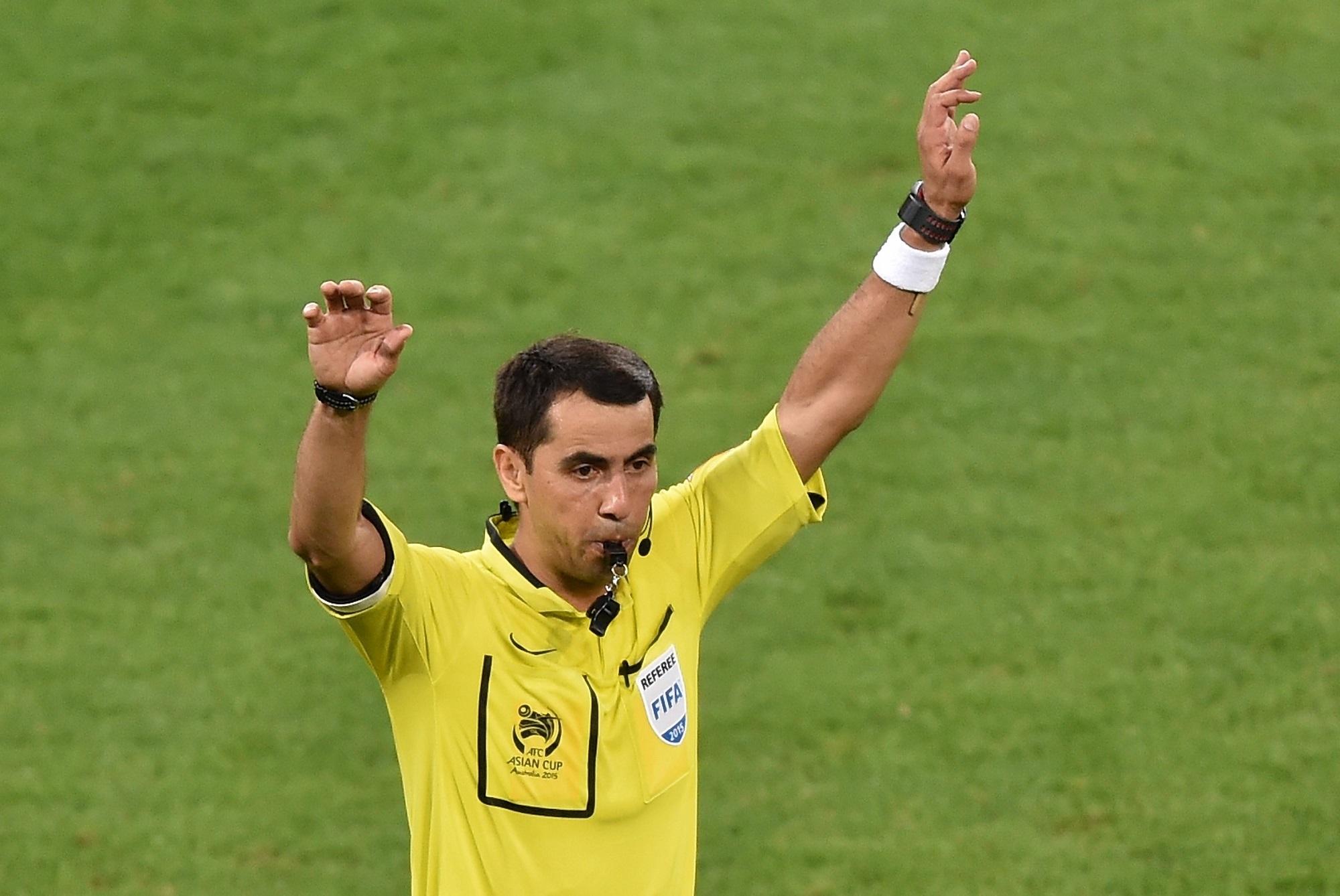 Ravshan Irmatov, árbitro de Uzbekistán. Foto Theo Karanikos (AFP).