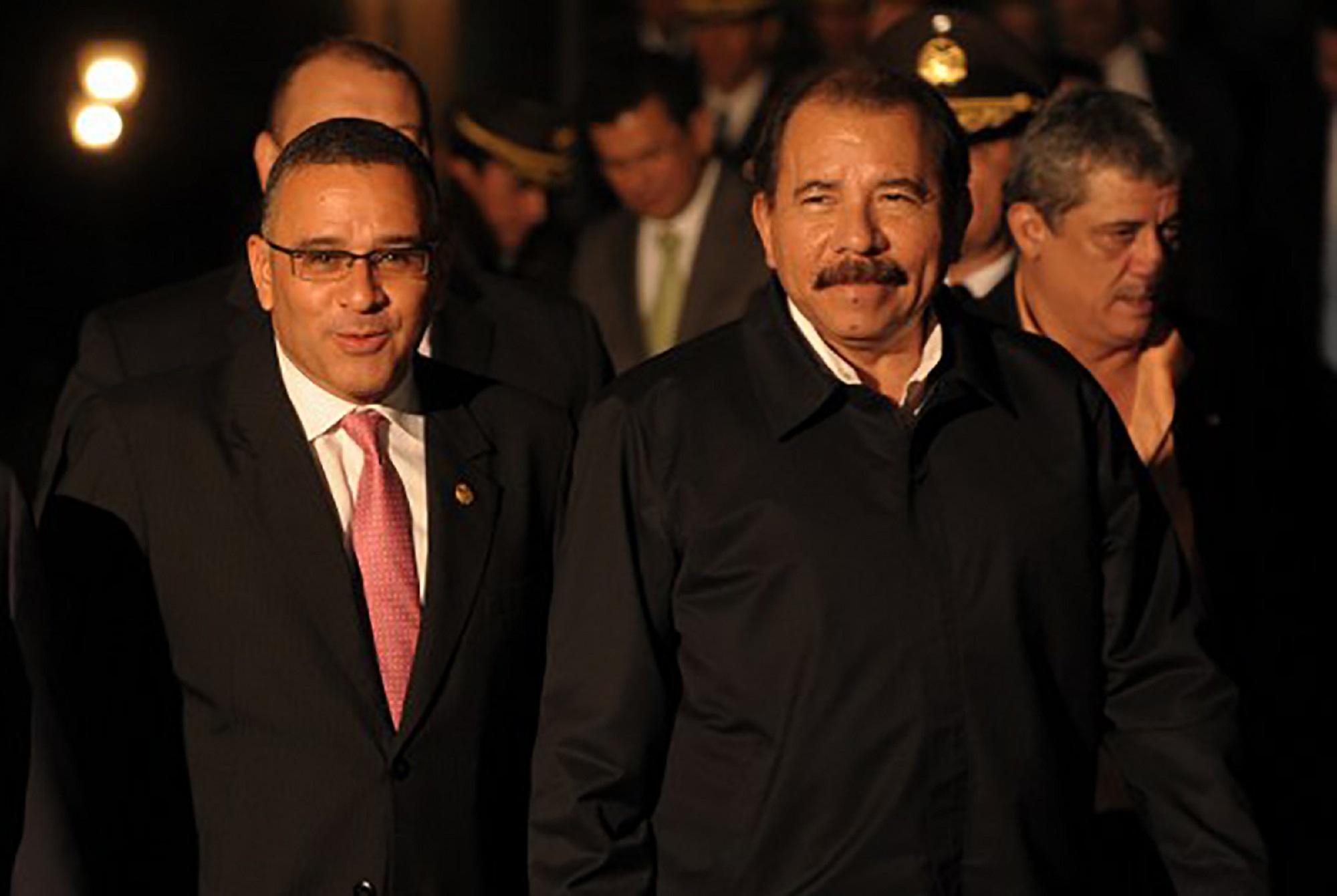 El expresidente Mauricio Funes junto al presidente Daniel Ortega en marzo de 2012, durante las conversaciones sobre el desarollo del Golfo de Fonseca entre El Salvador, Honduras y Nicaragua. Foto de AFP / José Cabezas.