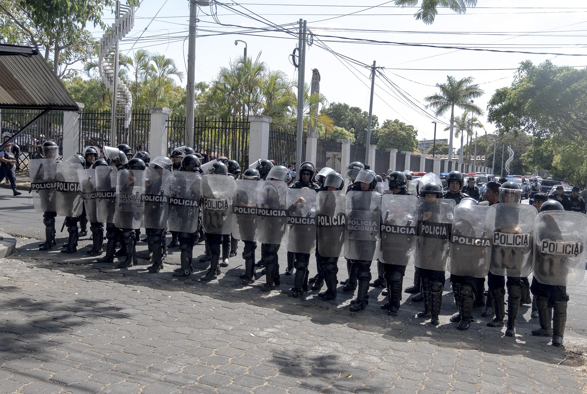 Más de un centenar de policías rodearon a los manifestantes de la plaza San Francisco el pasado 17 de abril. La policía lanzó un comunicado un día antes en el que decía que no iba a permitir ningún tipo de protesta, debido a que las personas que habían solicitado el permiso para la manifestación habían estado involucradas en alteraciones al orden público ocurridas semanas anteriores en otros centros comerciales. 