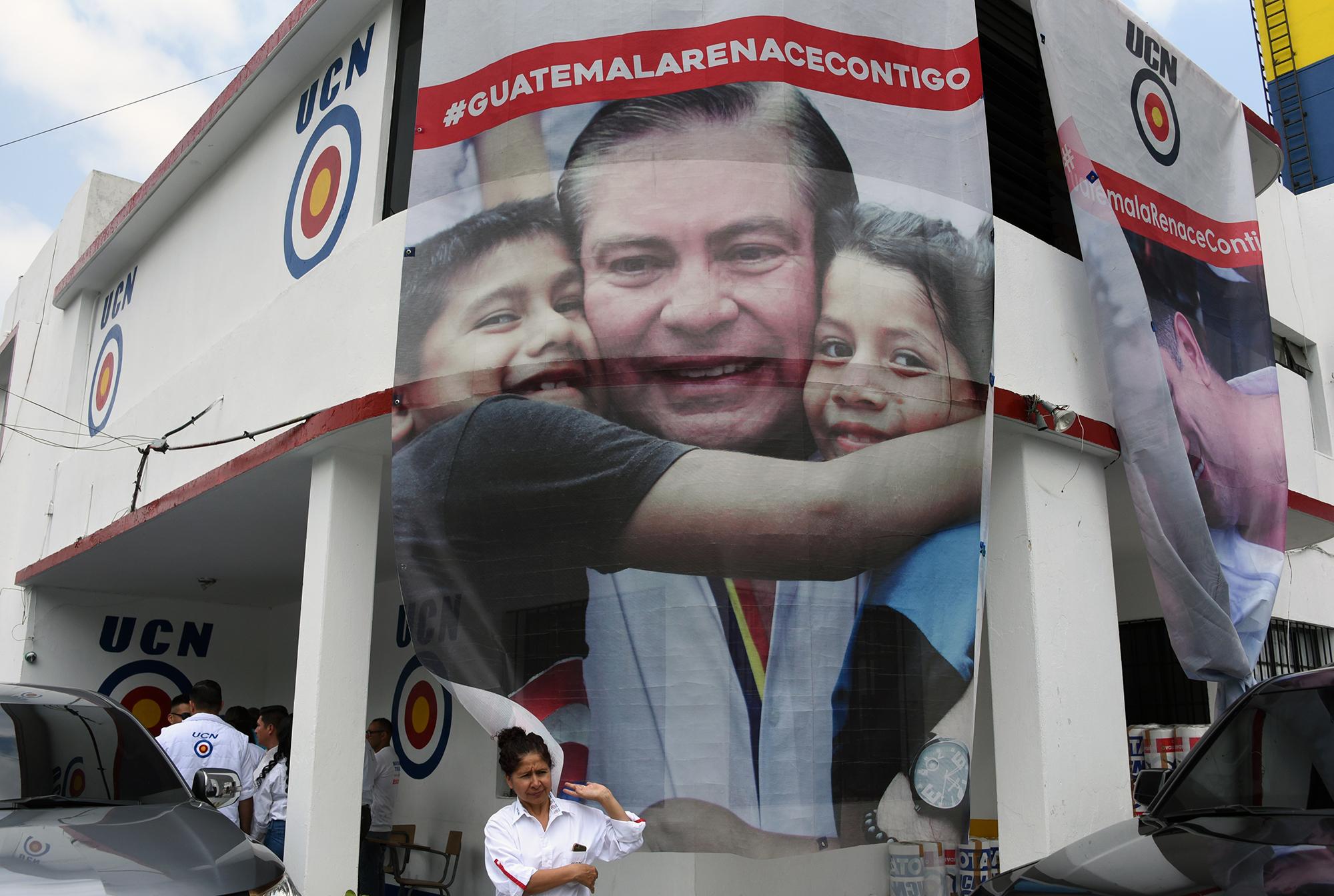 Publicidad electoral del candidato presidencial de Guatemala, Mario Estrada. El candidato fue arrestado en Miami y acusado de conspiración para introducir cocaína a Estados Unidos.  (Photo by Johan ORDONEZ / AFP)