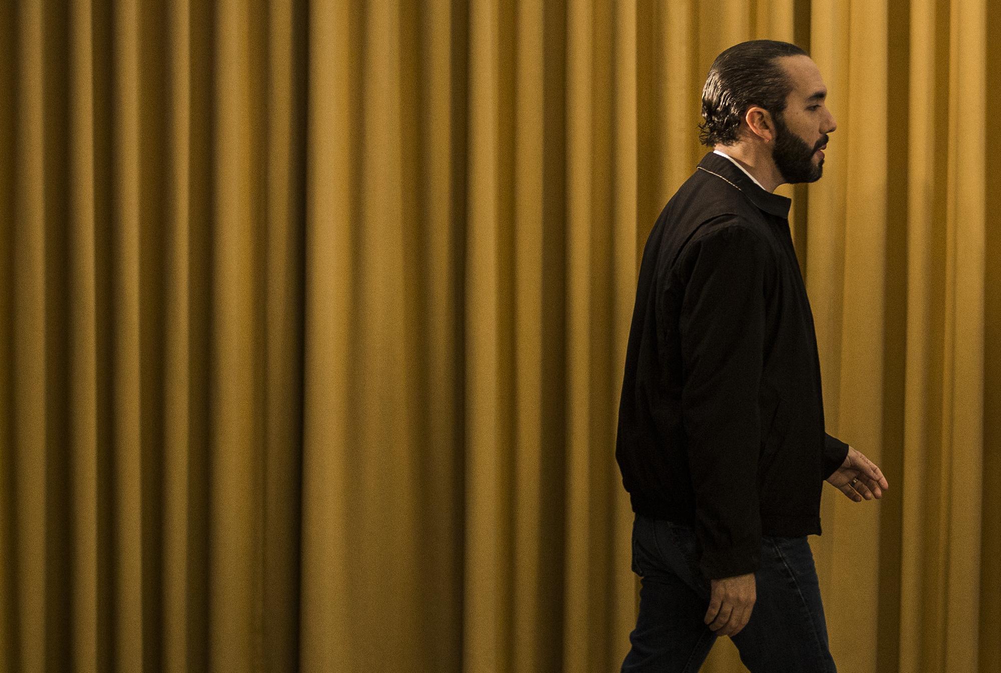 El presidente de El Salvador, Nayib Bukele, tras hablar en una conferencia de prensa en Casa Presidencial. Foto: Víctor Peña/El Faro.