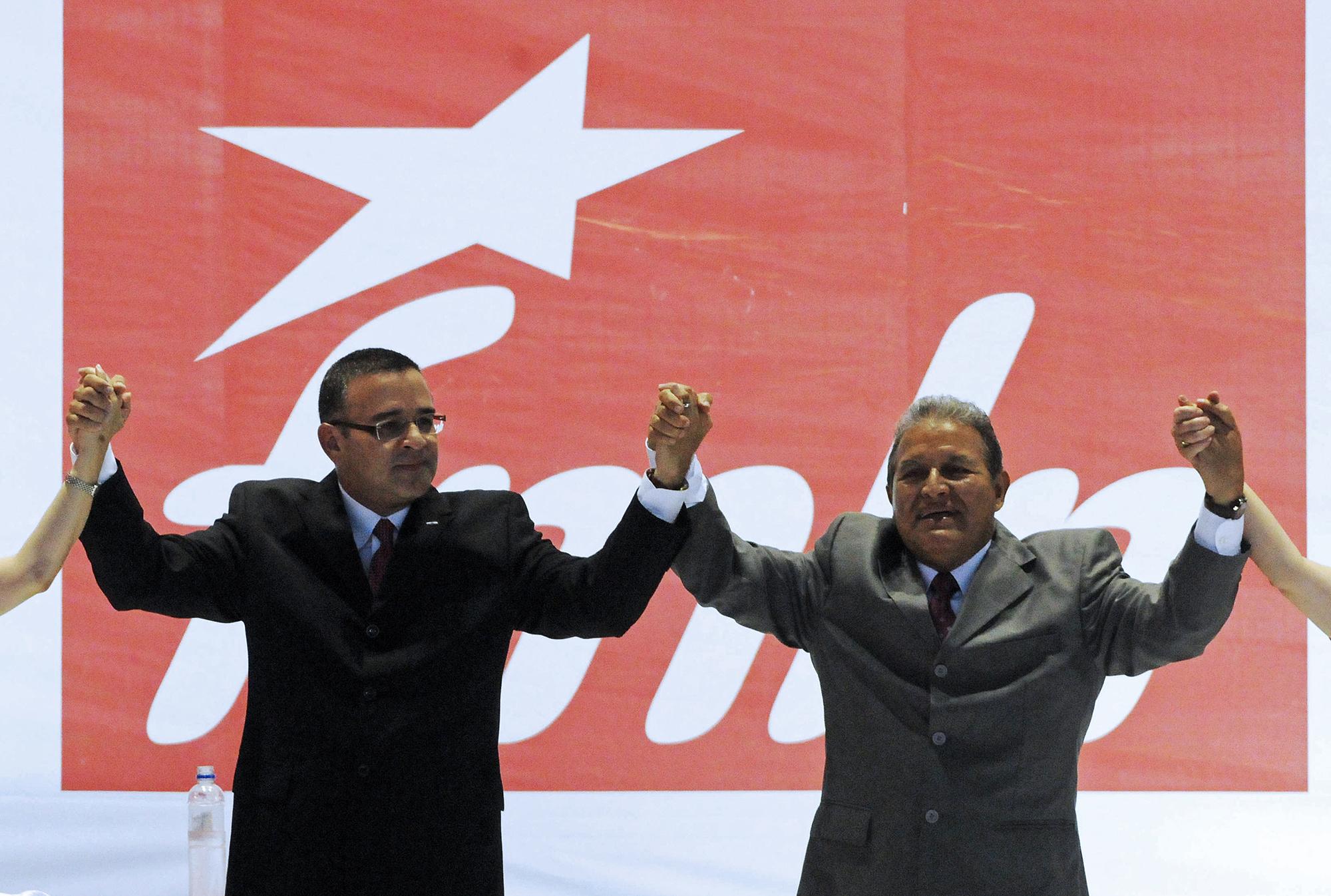 Mauricio Funes y Salvador Sánchez Cerén durante una Convención del FMLN, el 17 de agosto de 2008, cuando el primero era el candidato a las presidenciales de 2009. Dos periodos en el ejecutivo le bastaron a los dos mandatarios para superar los gastos secretos de tres gobiernos de Arena. Foto de El Faro: José Cabezas, AFP.