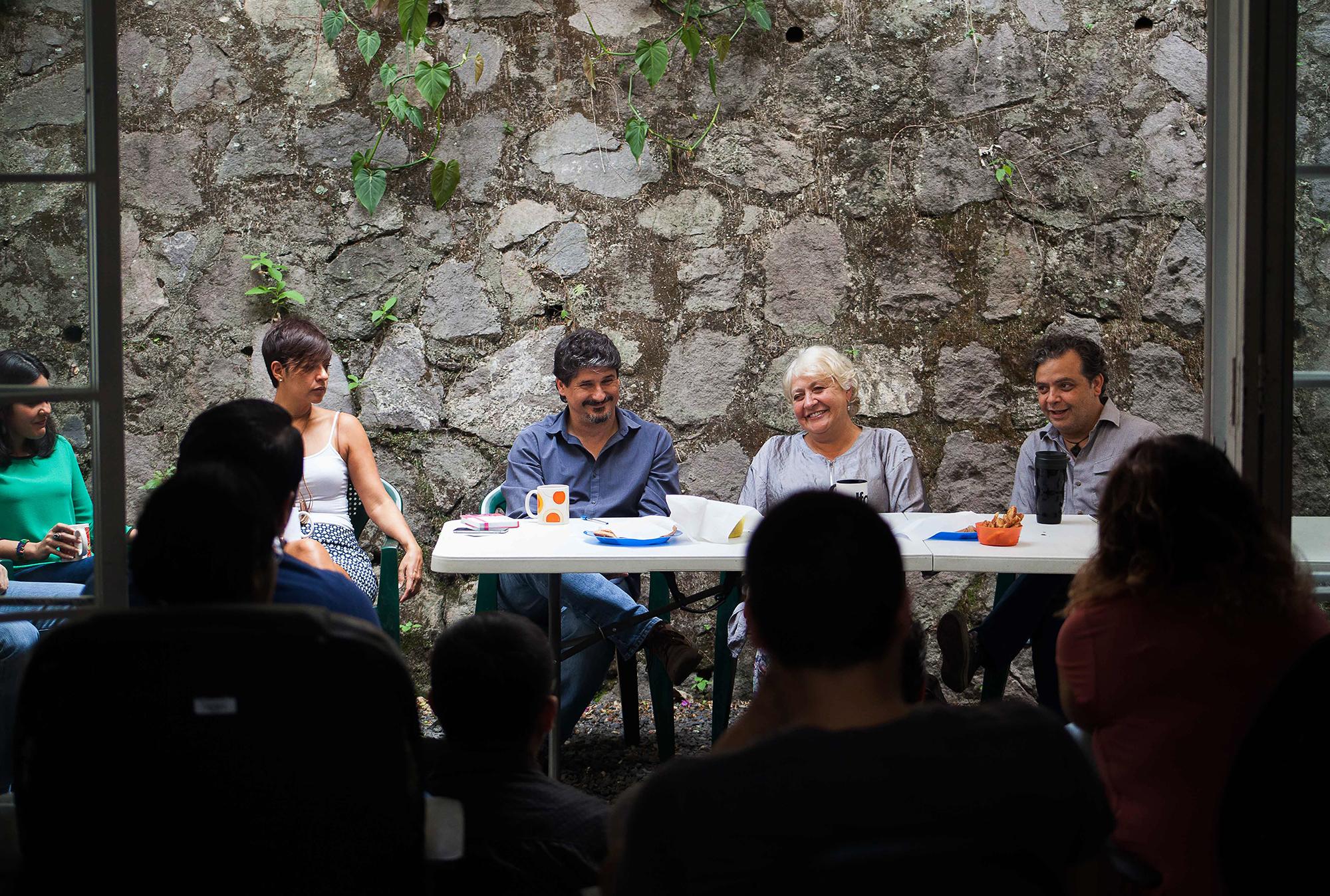 Mónica González junto al equipo de El Faro, durante su presentación como defensora del lector. Foto de El Faro, por Manolo Rivera.