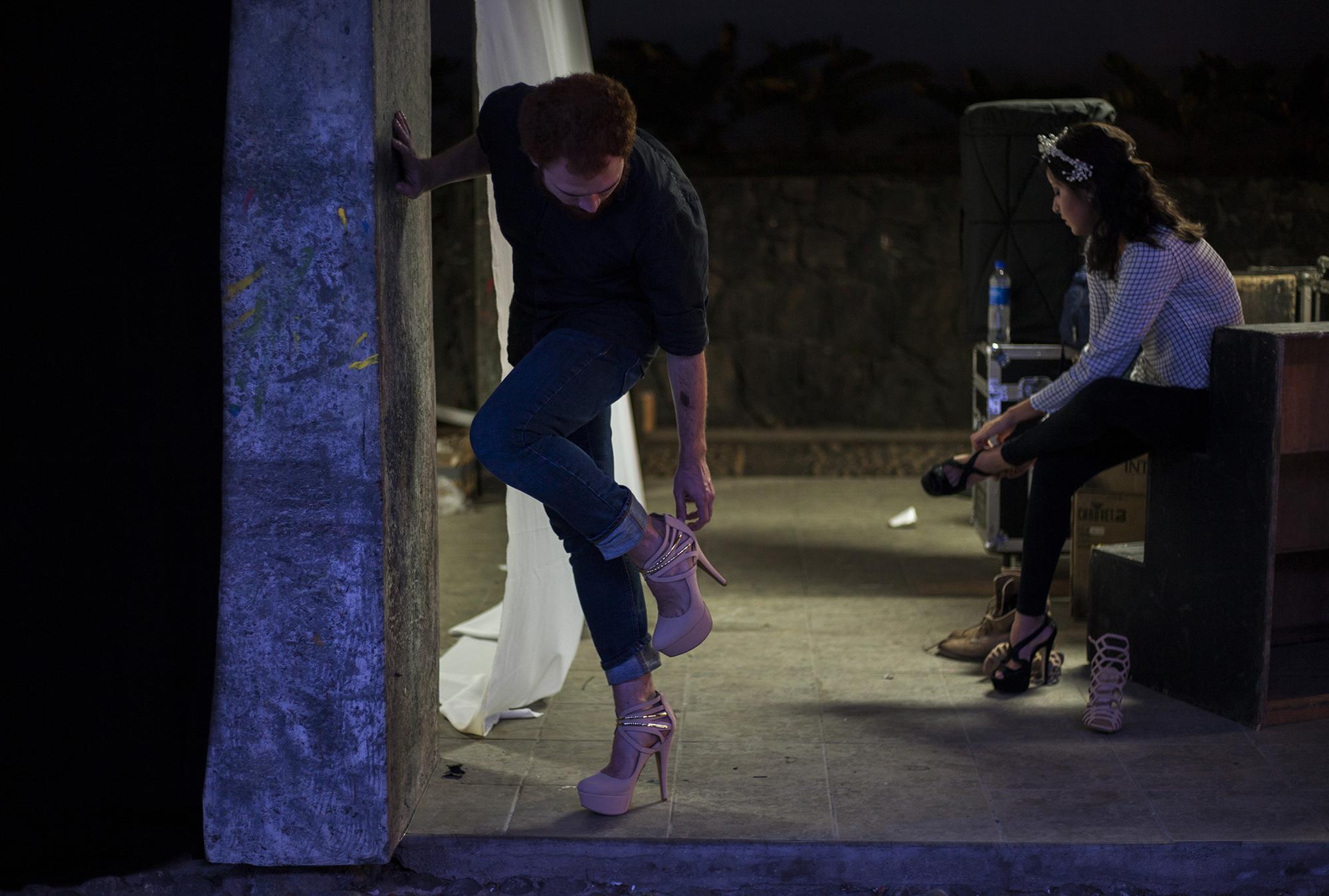 Milton Rodríguez durante los preparativos para el ensayo del desfile de modas, Kaleidoscopio. Rodríguez modeló un vestido para novia del diseñadr Alejandro Benítez./ Foto: Víctor Peña