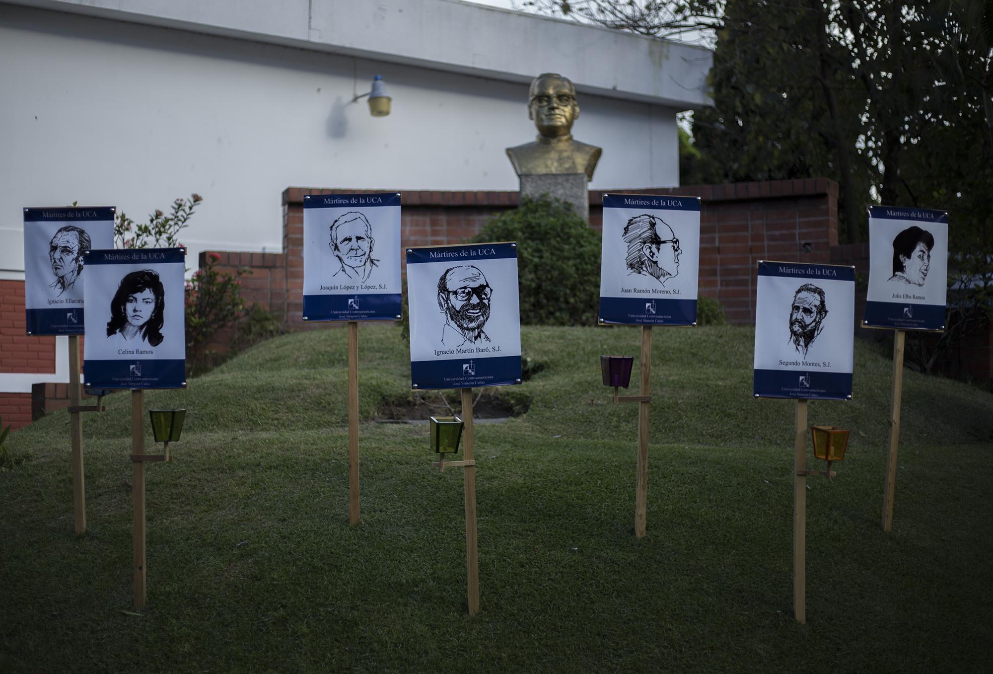 Homenaje a los mártires de la UCA, asesinados el 16 de noviembre de 1989, en la Universidad José Simeón Cañas. Foto de El Faro, por Víctor Peña.