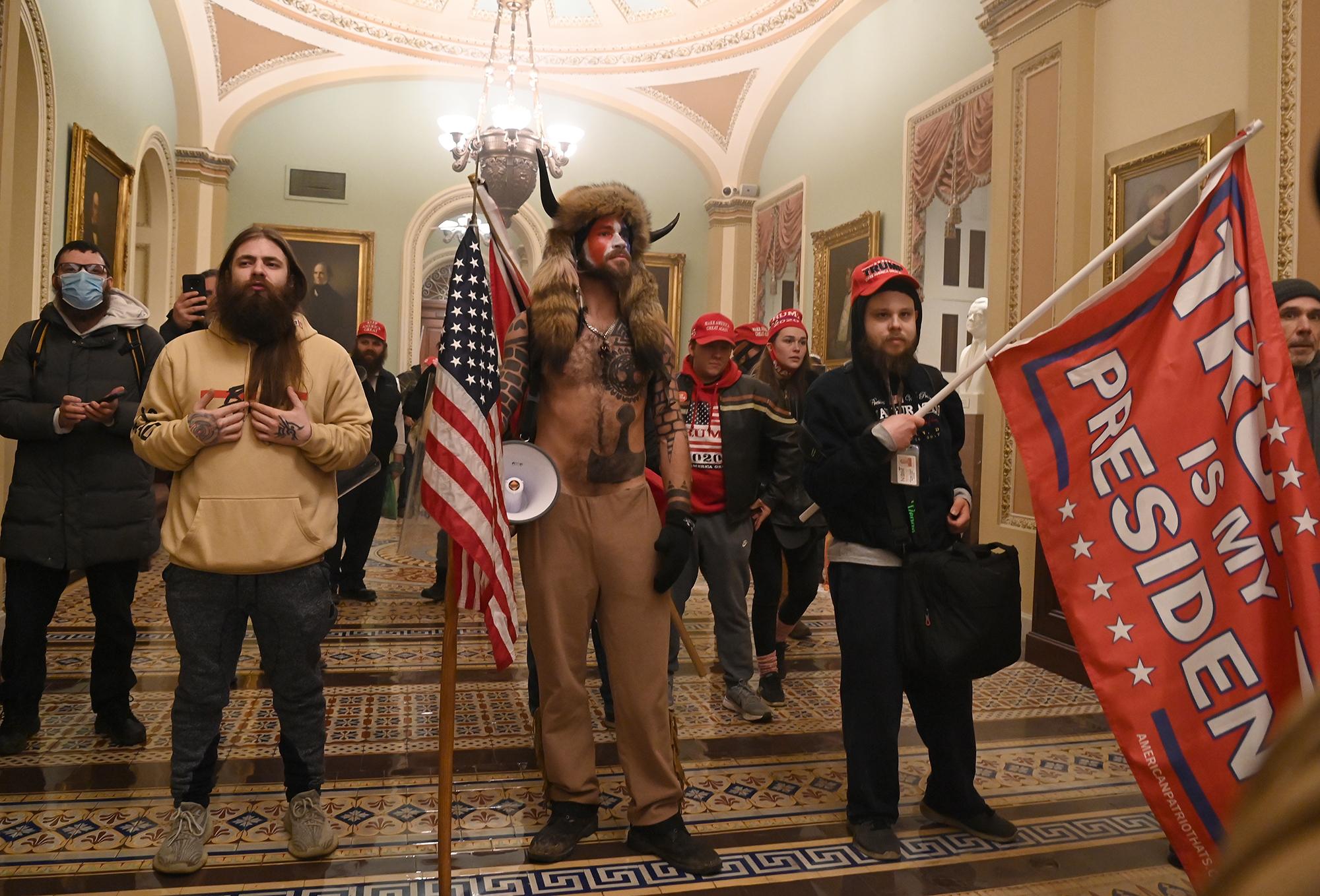 Los seguidores de Trump ingresaron al Capitolio de los Estados Unidos. Los manifestantes violaron la seguridad y entraron al Capitolio mientras el Congreso debatía la Certificación de Voto Electoral para las elecciones presidenciales de 2020. Foto de El Faro: Saul LOEB / AFP.