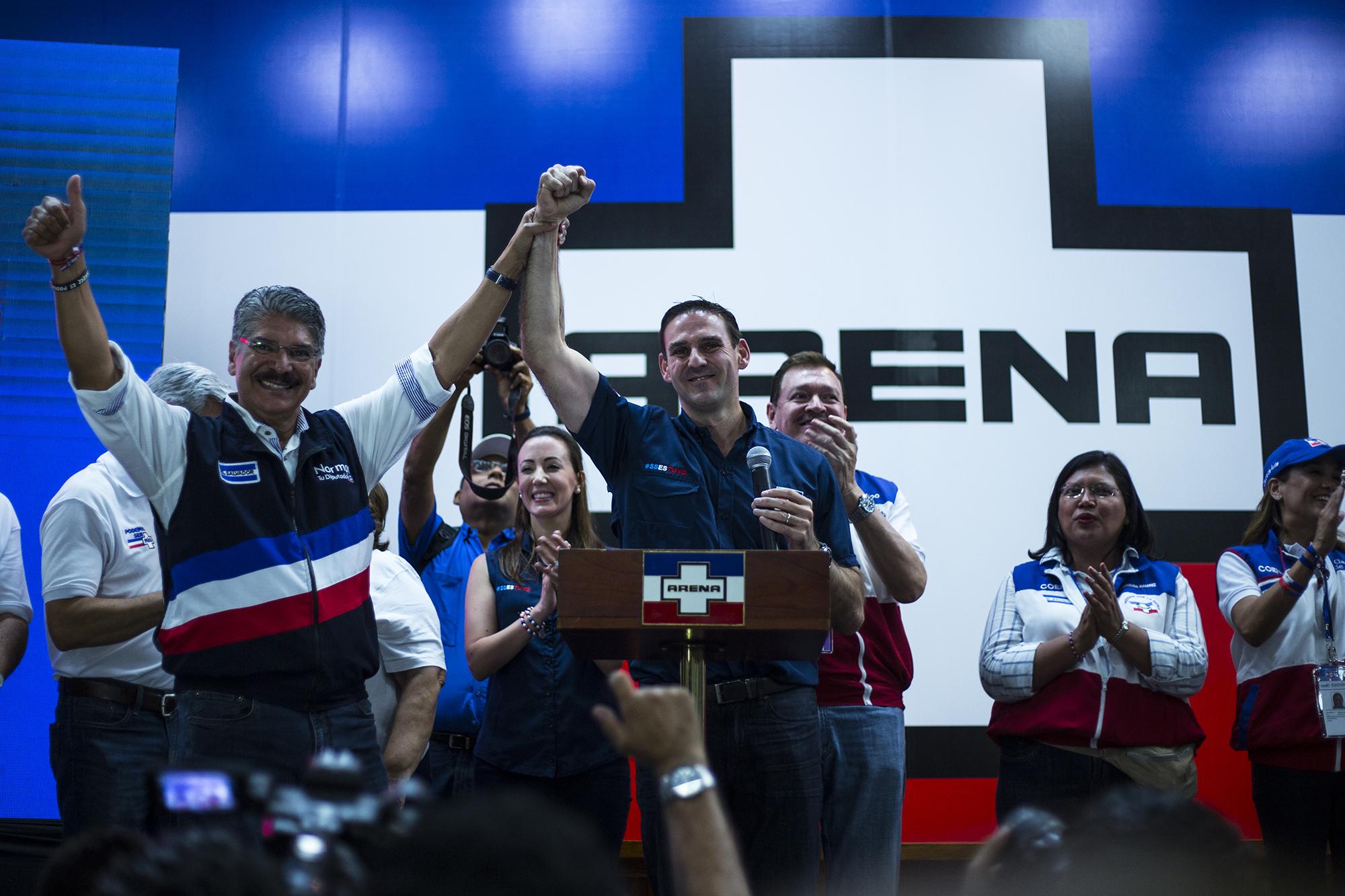 Norman Quijano, ex candidato presidencial arenero, y Ernesto Muyshond celebran el triunfo por la Alcaldía de San Salvador. Arena ganó el 4 de marzo de 2018. Ambos políticos están acusados de fraude electoral por la Fiscalía, por negociar con pandillas en nombre del partido Arena. Foto de El Faro: Archivo. 