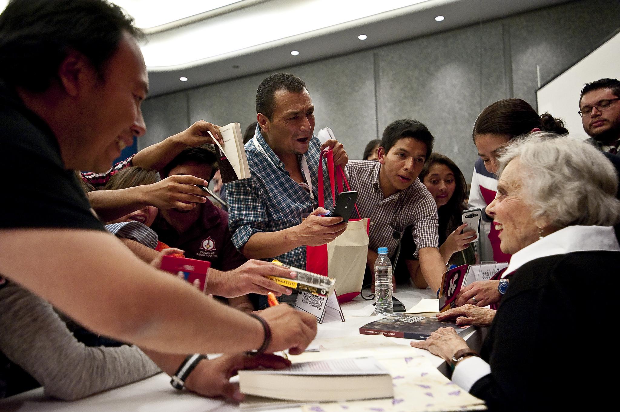 Elena Poniatowska presentó el libro colectiovo Ayotzinapa, La travesía de las tortugas , en compañía de los escritores y fotógrafos que participaron en la elaboración de los relatos sobre los 43 estudiantes desaparecidos de la normal de Ayotzinapa, en la 29ª Feria Internacional del Libro en Guadajalara. Guadalajara, Jalisco a 5 de Diciembre del 2015. / Foto de Paola Villanueva Bidault ©FIL